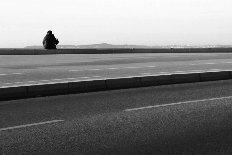 Reading across the road (Nice, France)