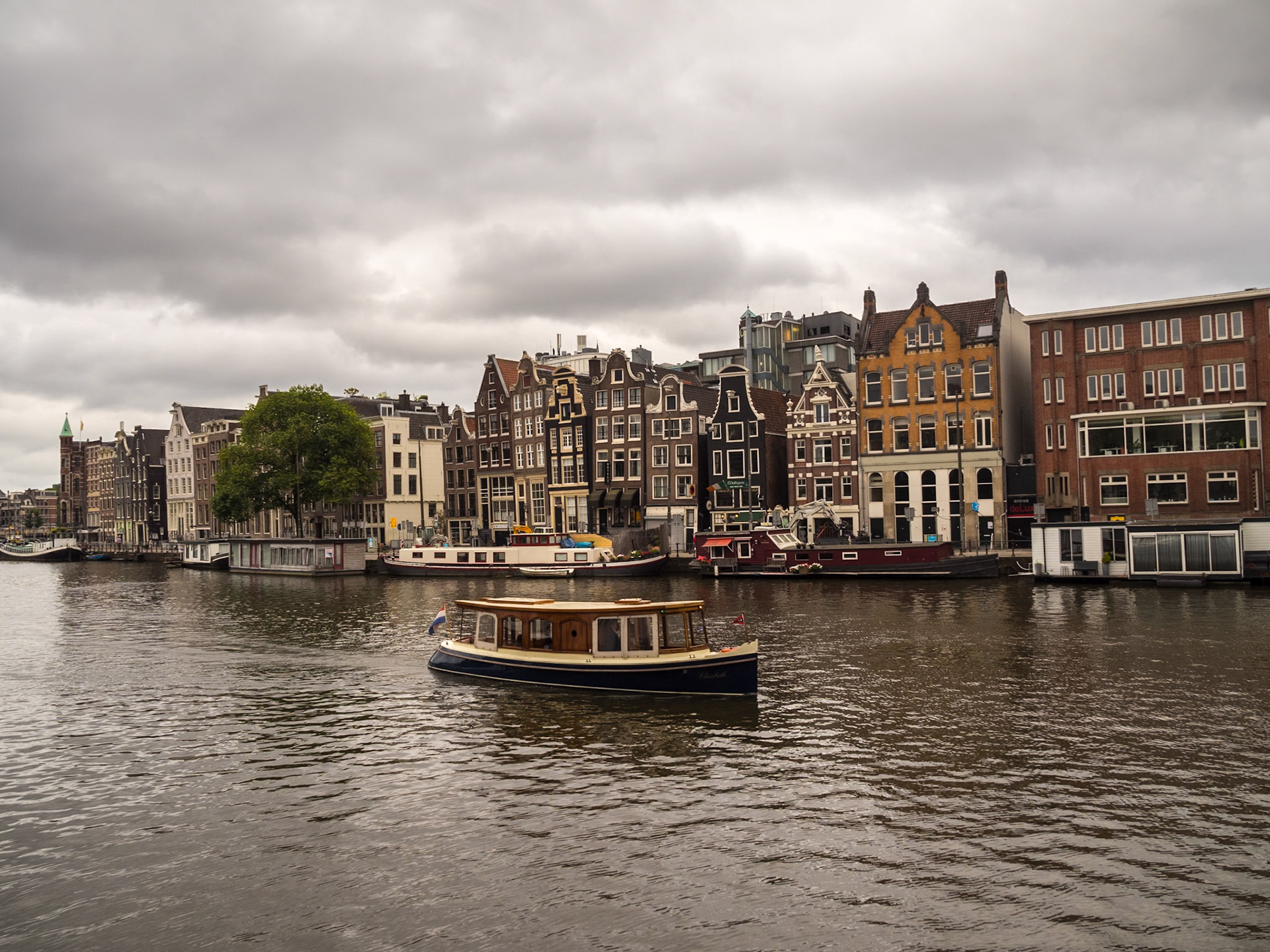Canal en el río Ámstel. Amsterdam