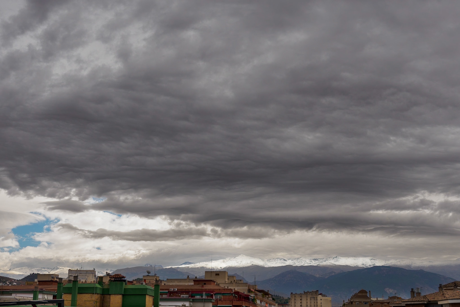 Sierra, nieve y nubes