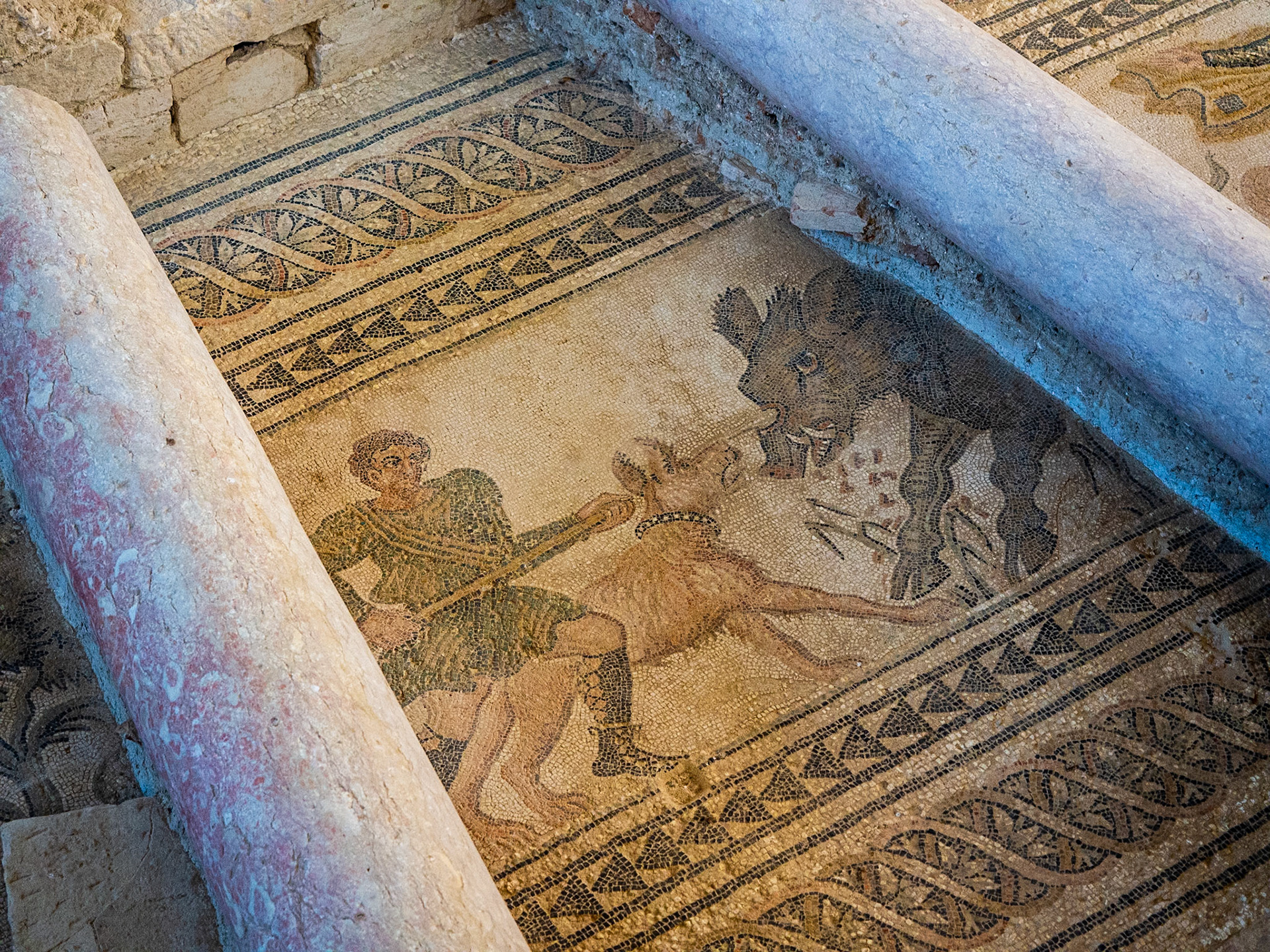 Columnas de acceso al peristilo