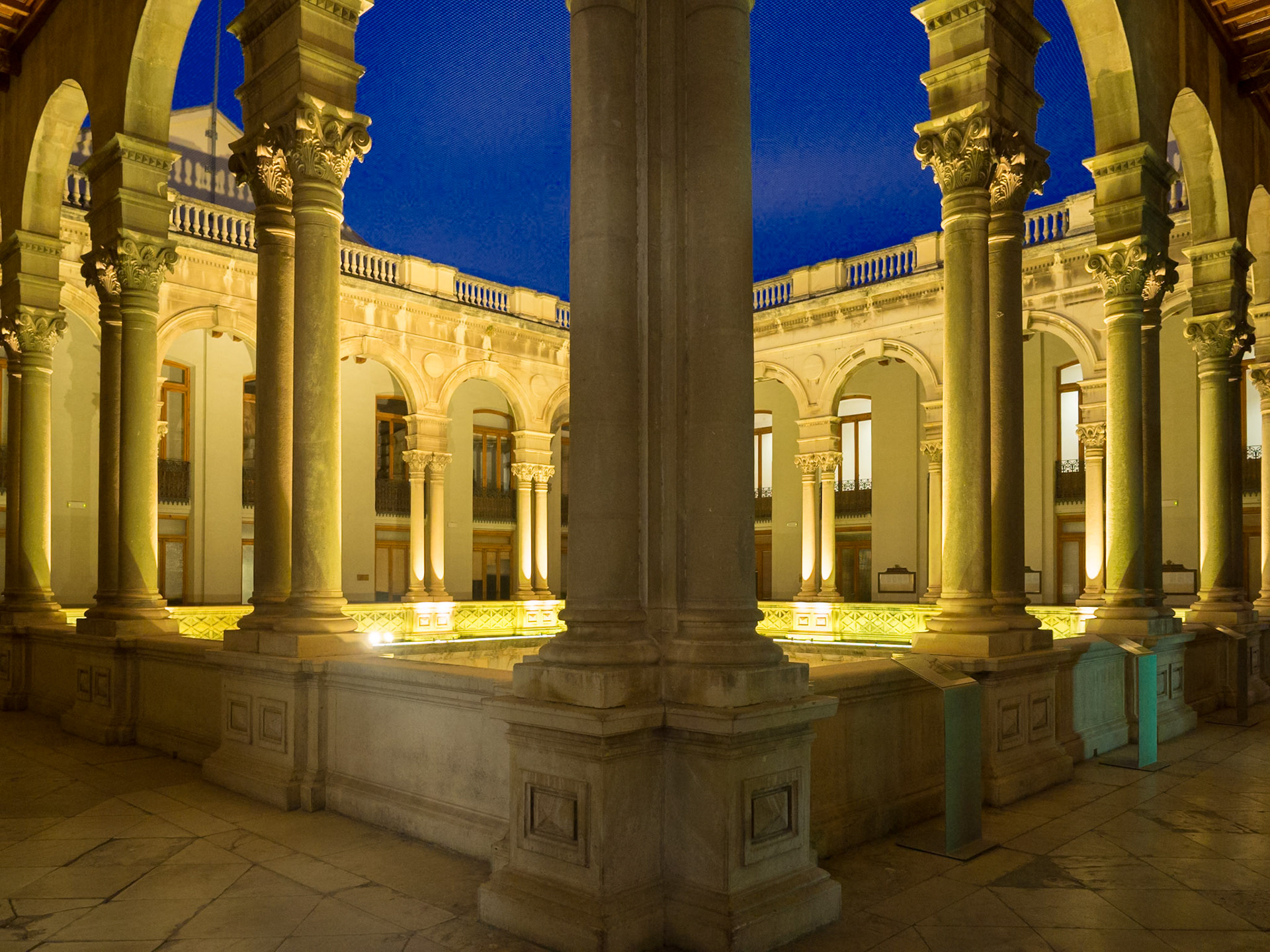 Jaén. Audiencia Provincial. Conferencia Eslava Galán y Posteguillo.