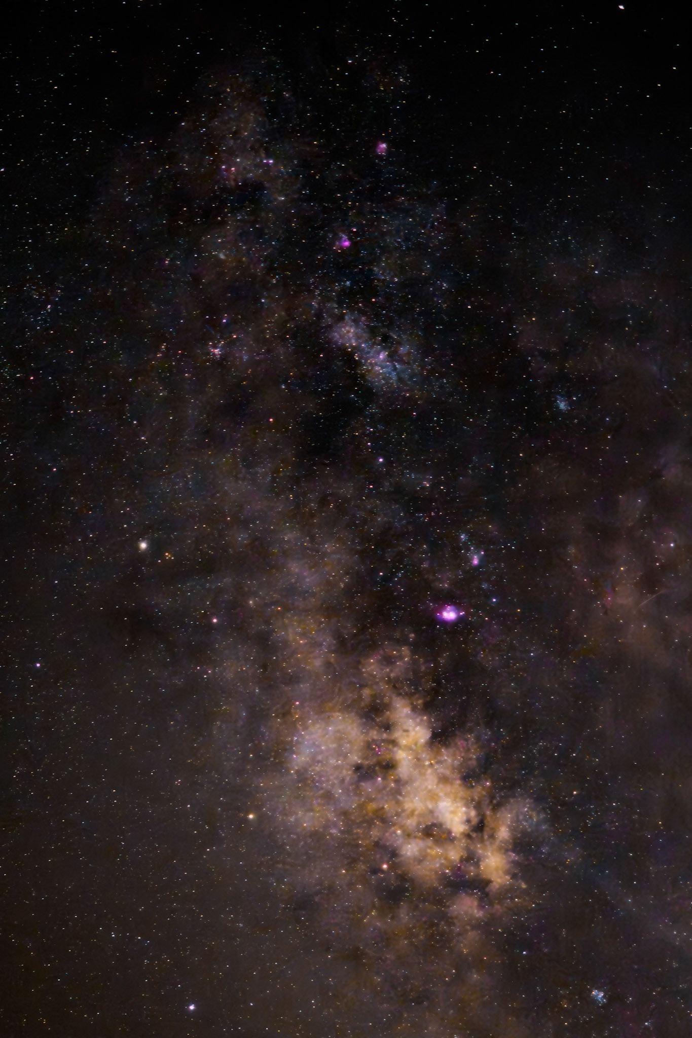 Centro Galáctico con La nebulosa del lago (centro) y Omega (arriba)