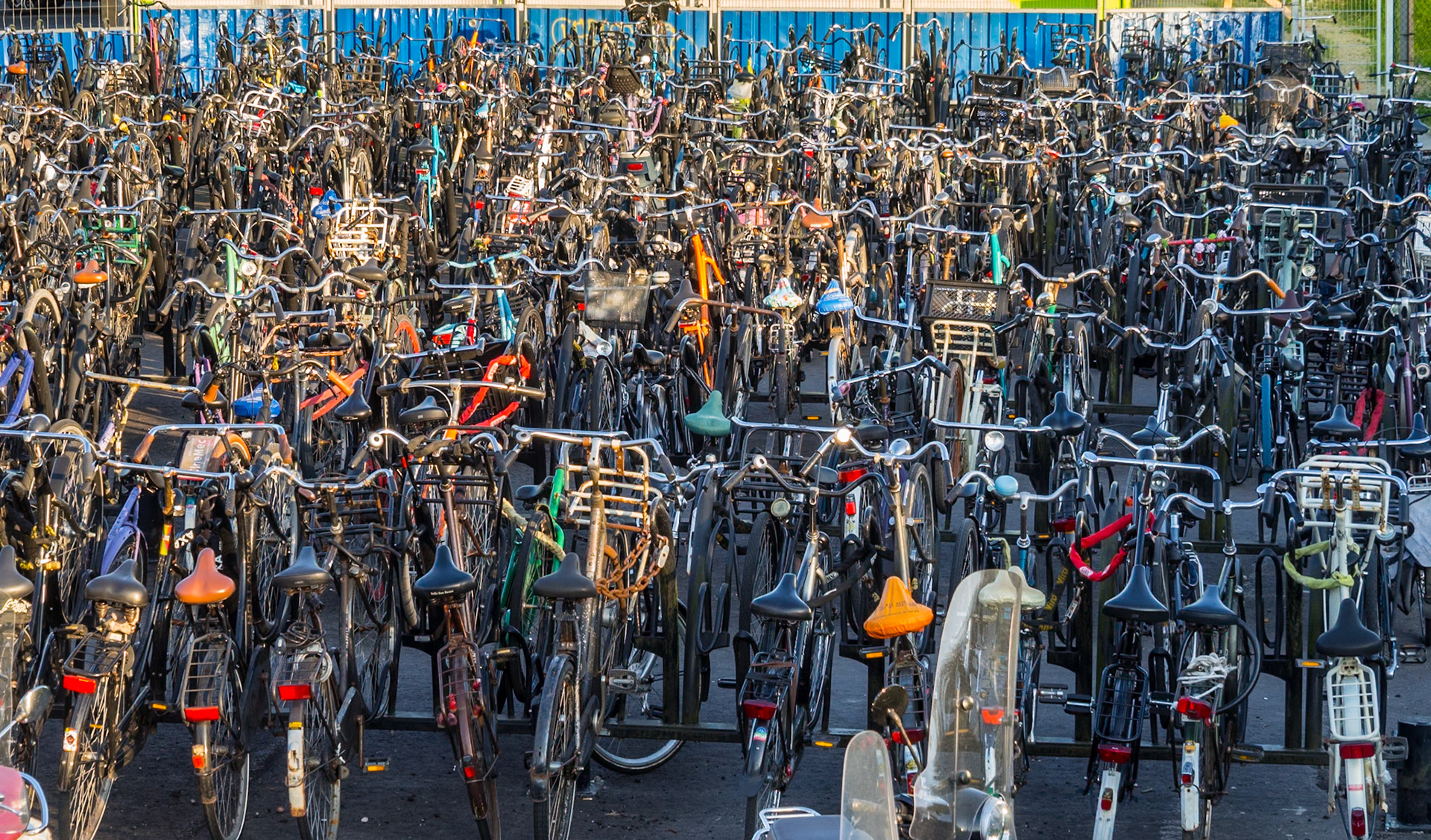 Aparcamiento de bicicletas en la estación de Amstel. Amsterdam