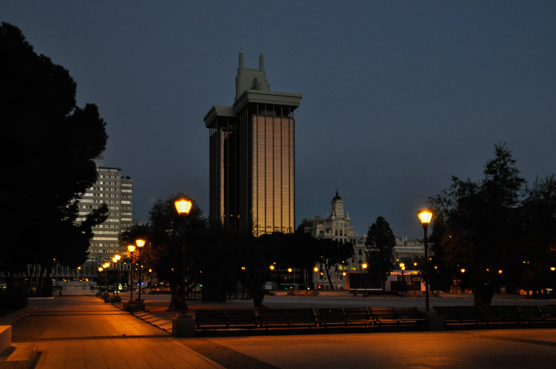 Amanece en la Plaza de Colón (Madrid)