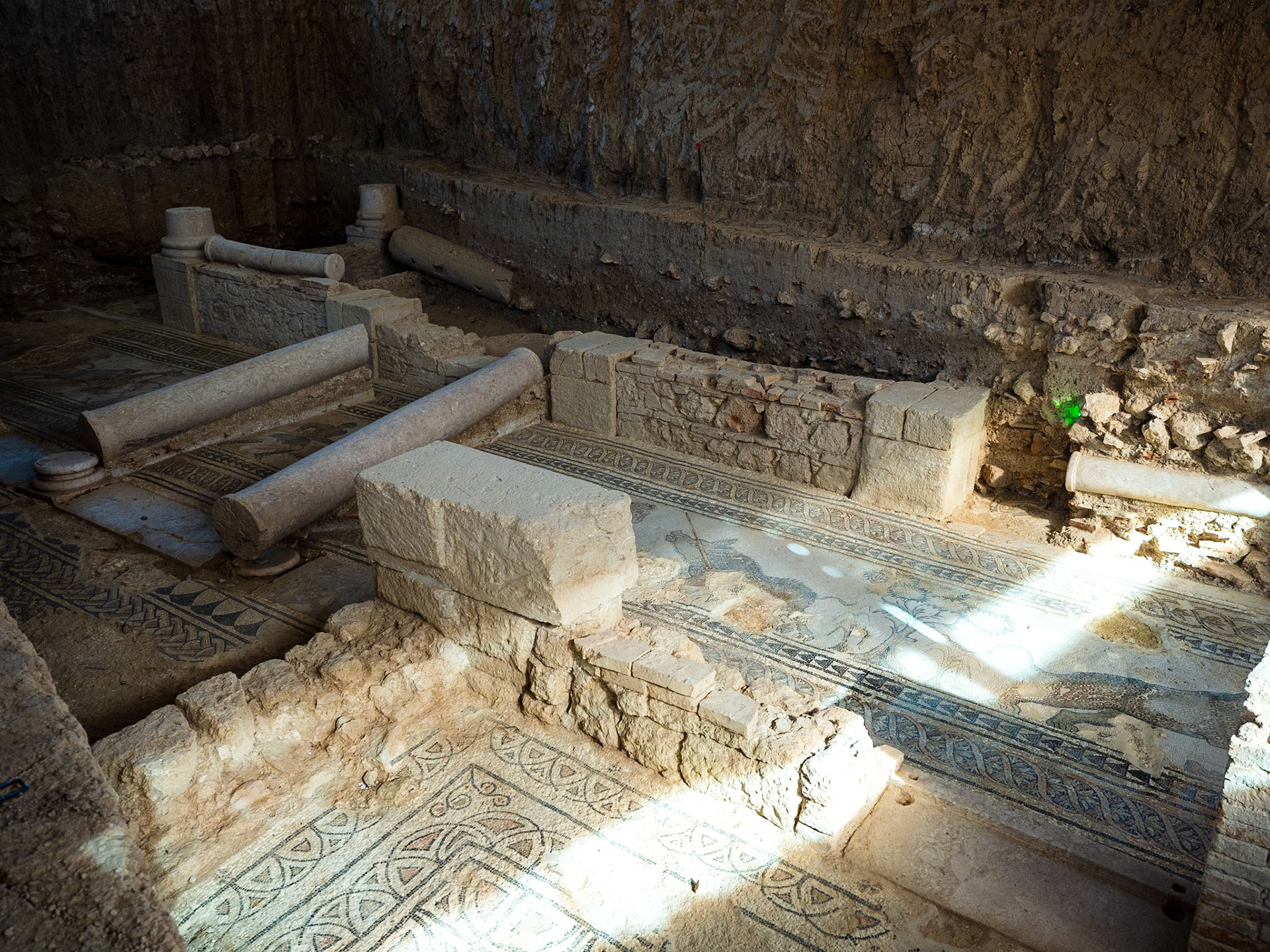 Pasillo occidental. Cubiculum. Peristilo