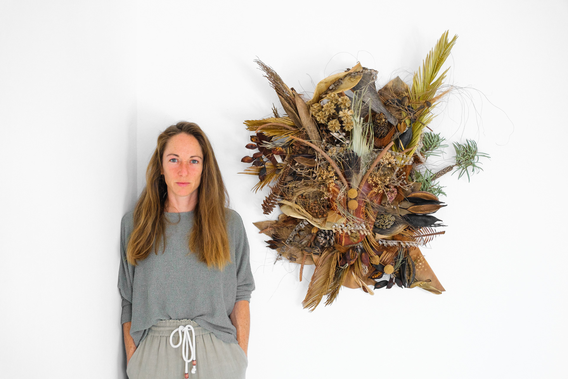 Eva Stöflin steht neben der Wandskulptur Anima