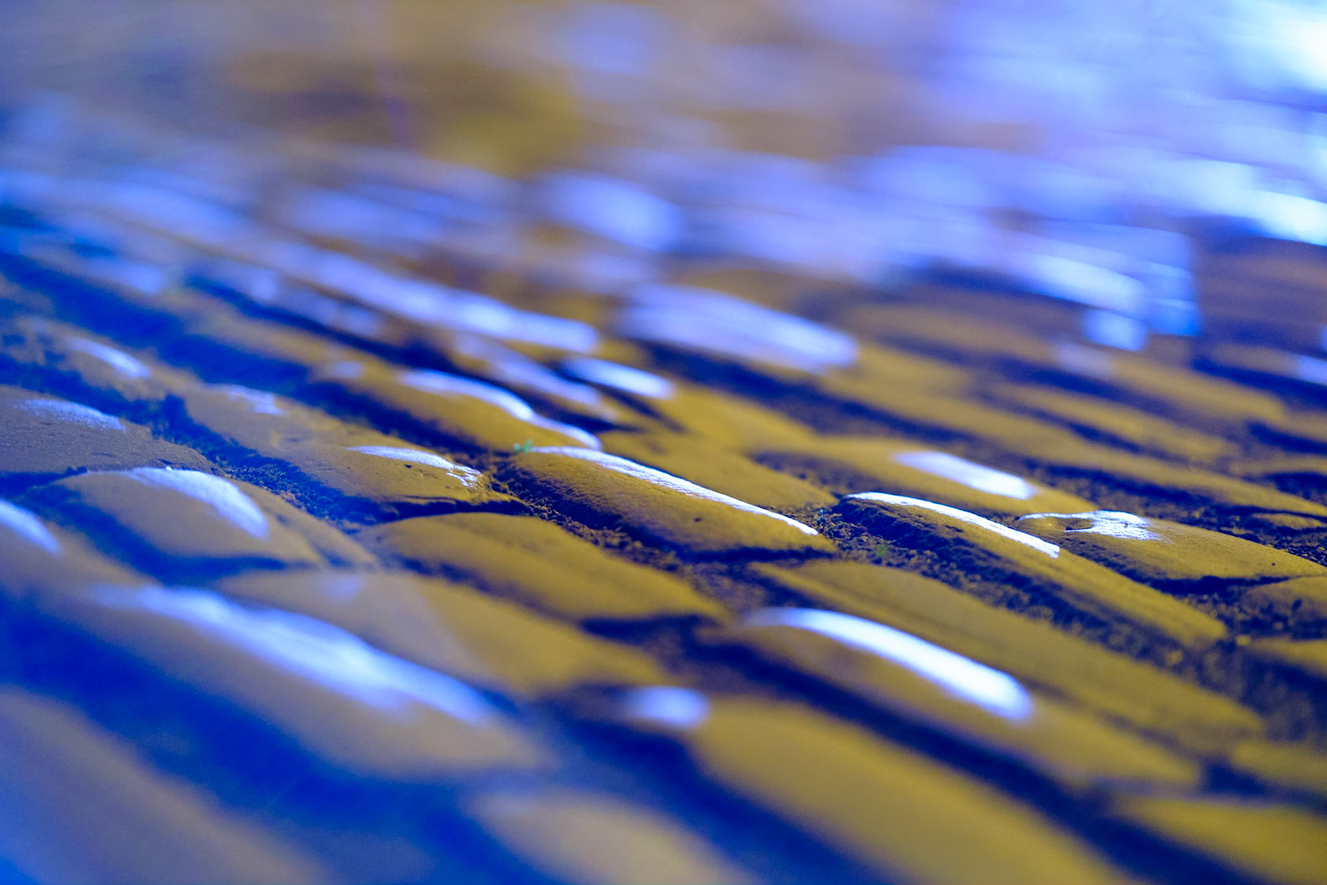 Brostein i lys fra byen