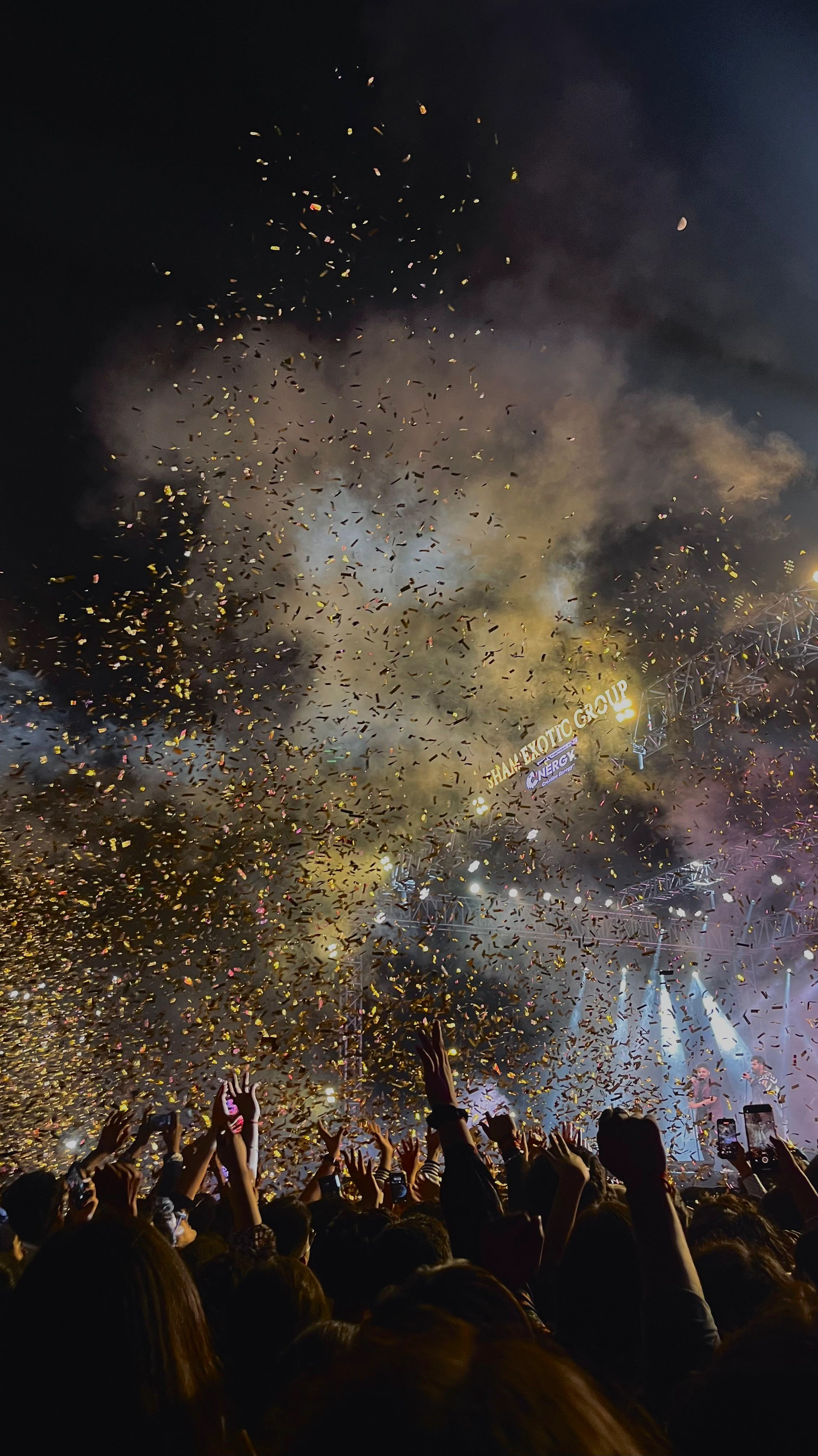 (8) Euphoria in the air 