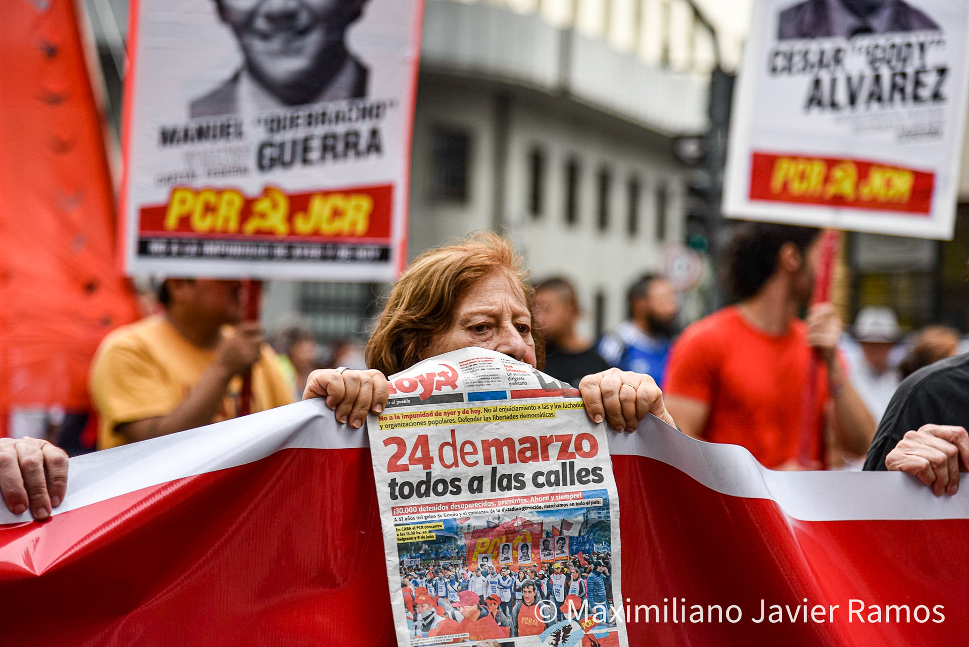 Una mujer mayor sostiene un periódico con el título "24 de marzo, todos a las calles" durante la marcha del Dia de la Memoria. / An older woman holds a newspaper with the headline "March 24, everyone to the streets" during the Dia de la Memoria march. / El Día Nacional de la Memoria por la Verdad y la Justicia es un día feriado inamovible de Argentina que se conmemora cada 24 de marzo. La fecha remite al golpe de Estado del 24 de marzo de 1976 y busca generar memoria y conciencia colectiva para que los golpes de Estado y las violaciones de derechos humanos no se repitan "nunca más" y sus autores sean enjuiciados y castigados. El Proceso de Reorganización Nacional fue una dictadura cívico-militar que causó que decenas de miles de personas fueran asesinadas, desaparecidas, violadas, torturadas, secuestradas siendo bebés, o debieran nacer en cautiverio, padecer la sustracción de su identidad y sufrir el exilio. Las organizaciones de derechos humanos, los sindicatos, el movimiento estudiantil, los movimientos sociales y muchos partidos políticos hacen referencia a los 30 000 desaparecidos,1 que fueron víctimas de la última dictadura y cuya presencia en la sociedad actual se invoca en cada conmemoración al grito “30.000 detenidos-desaparecidos ¡Presentes! ¡Ahora y siempre!” / The National Day of Memory for Truth and Justice is an immovable holiday in Argentina that is commemorated every March 24. The date refers to the coup d'état of March 24, 1976 and seeks to generate memory and collective awareness so that coups d'état and human rights violations are not repeated "never again" and their perpetrators are prosecuted and punished. The National Reorganization Process was a civil-military dictatorship that caused tens of thousands of people to be killed, disappeared, raped, tortured, kidnapped as babies, or had to be born in captivity, suffer theft of their identity and suffer exile. Human rights organizations, trade unions, the student movement, social movements and many political parties refer to the 30,000 disappeared,1 who were victims of the last dictatorship and whose presence in today's society is invoked in every shouted commemoration “30,000 detained-disappeared Present! Now and always!"