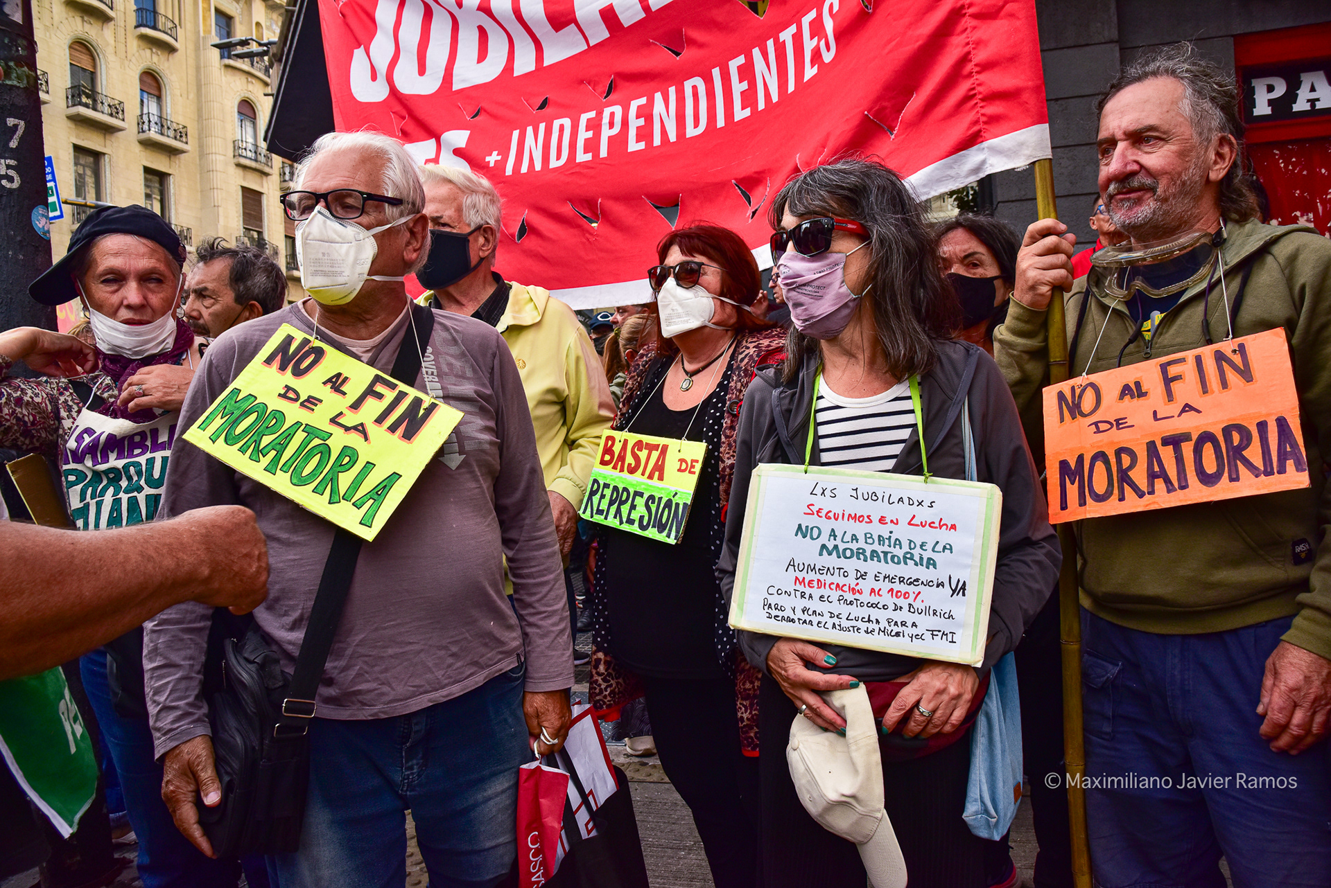 A group of retirees demonstrating in front of Congress. // Un grupo de jubilados se manifiesta frente al Congreso.