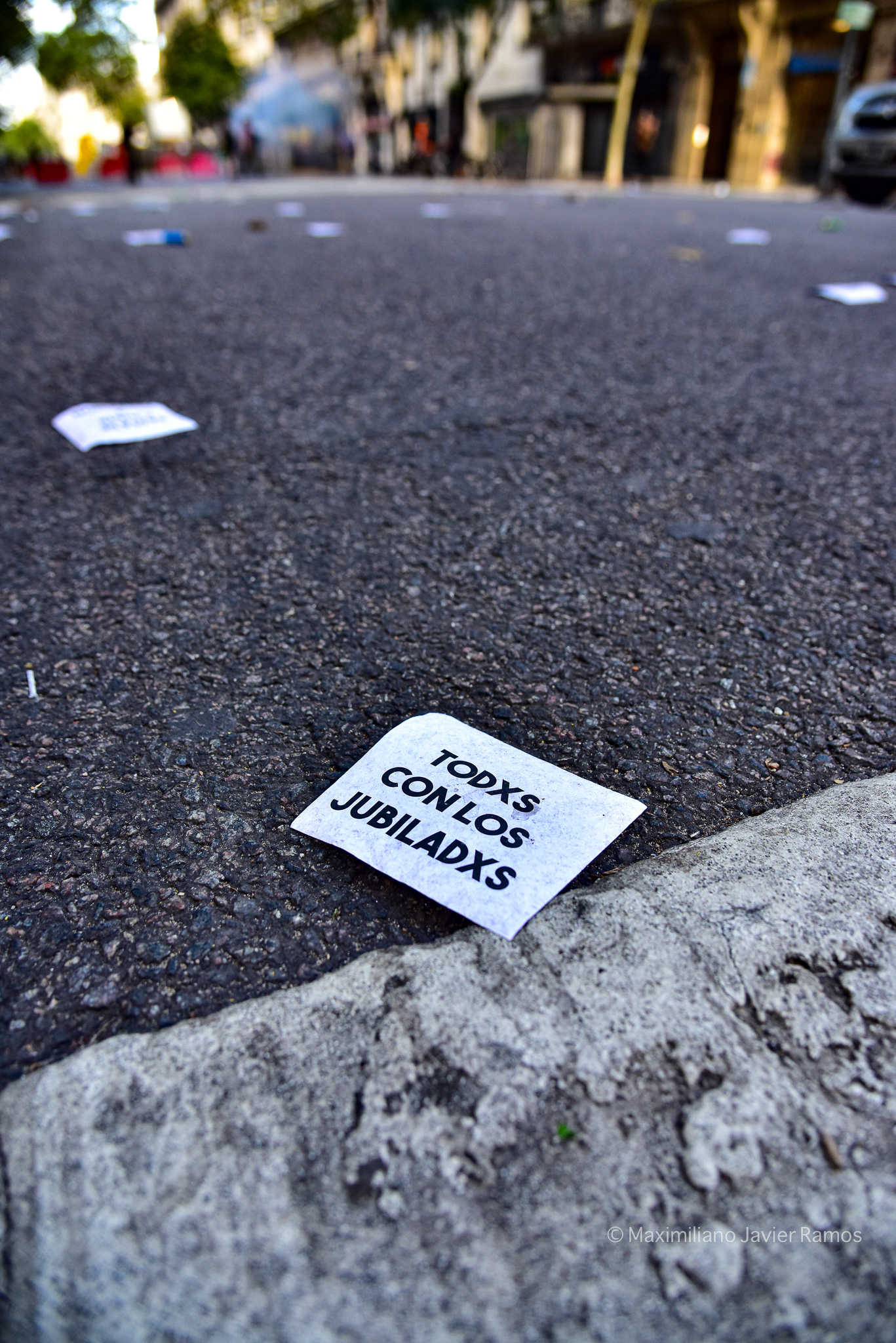 Un volante sobre la acera de la Avenida de Mayo, Buenos Aires, dice "Todos con los jubilados". // A flyer on the sidewalk of Avenida de Mayo, Buenos Aires, reads "All with the retirees."