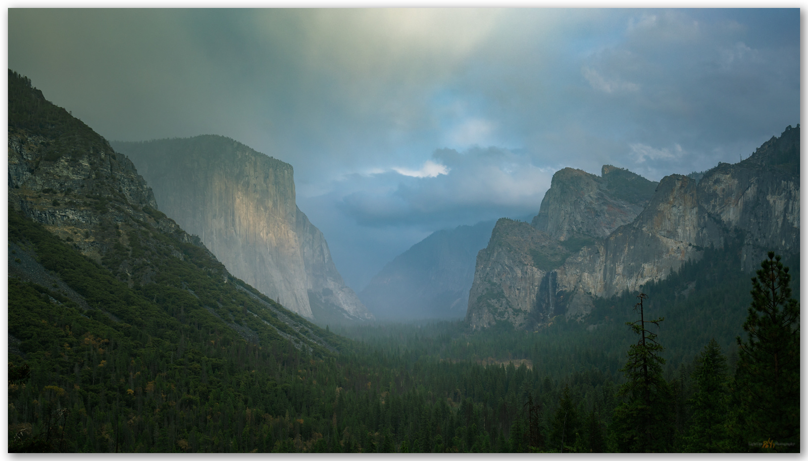 Icon view.. A splendid evening at the iconic Tunnel View, Yosemite Valley, CA, USA