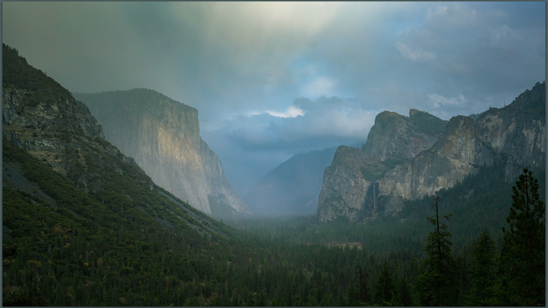 The view.. A splendid evening at the iconic Tunnel View, Yosemite Valley, CA, USA
