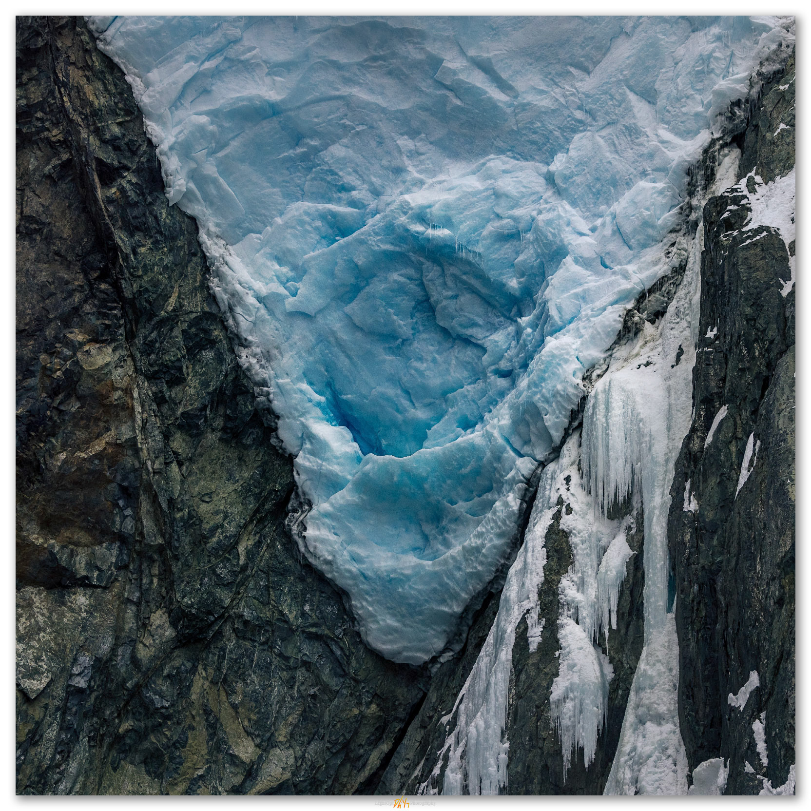 Unconformity. Ice on the topography of rocks of the Antarctic Peninsula.