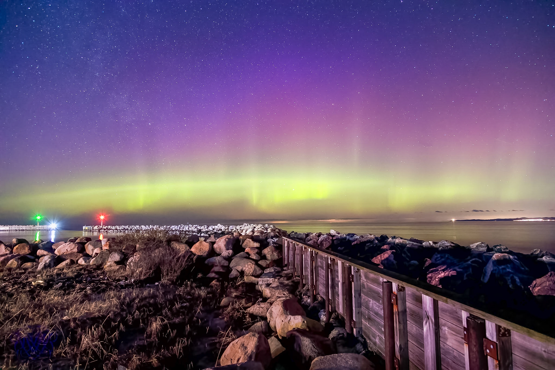 Nordlys er et smukt, dynamisk og ofte grønligt lysfænomen på himlen.Det opleves bedst under mørke og skyfri vinteraftener og kan strække sig flere hundrede kilometre over himlen.Fænomenet opstår, når partikler fra Solen kolliderer med Jordens atmosfære. Og tæt på polerne vil nordlys nærmest danse hen over himlen.Den bølgende bevægelse skyldes, at når Solens ladede stråler flytter sig, så flytter nordlyset sig også.Længere fra polerne vil lyset ses som stråler, fordi magnetfeltet er anderledes her.Når fænomenet opstår på den nordlige halvkugle hedder det nordlys, mens det på den sydlige halvkugle hedder sydlys. På latinsk kaldes det henholdsvis for aurora borealis og aurora australis, hvilket betyder morgenlys, der kommer fra nord og morgenlys, der kommer fra syd.Den fælles betegnelse for nordlys og sydlys er polarlys, fordi det opstår omkring planetens magnetiske poler.