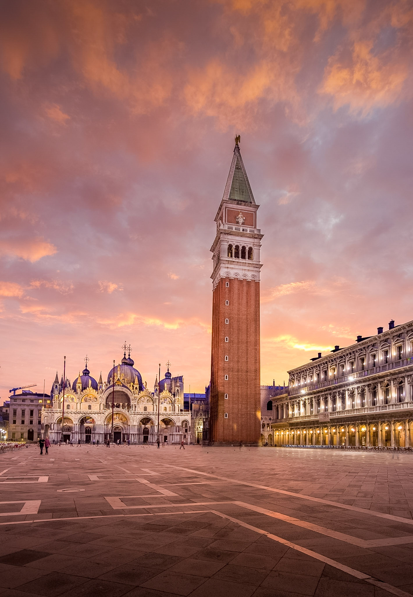 Piazza San Marco i  Venedig en tidlig morgen.