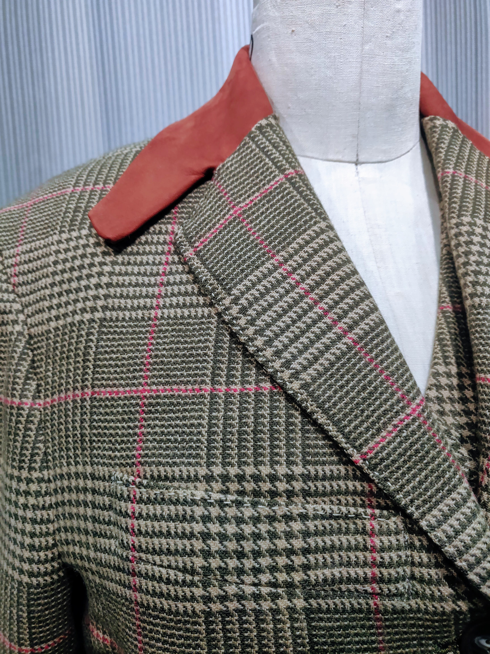 Jacket details: pick stitching on pockets and jacket front, leather collar