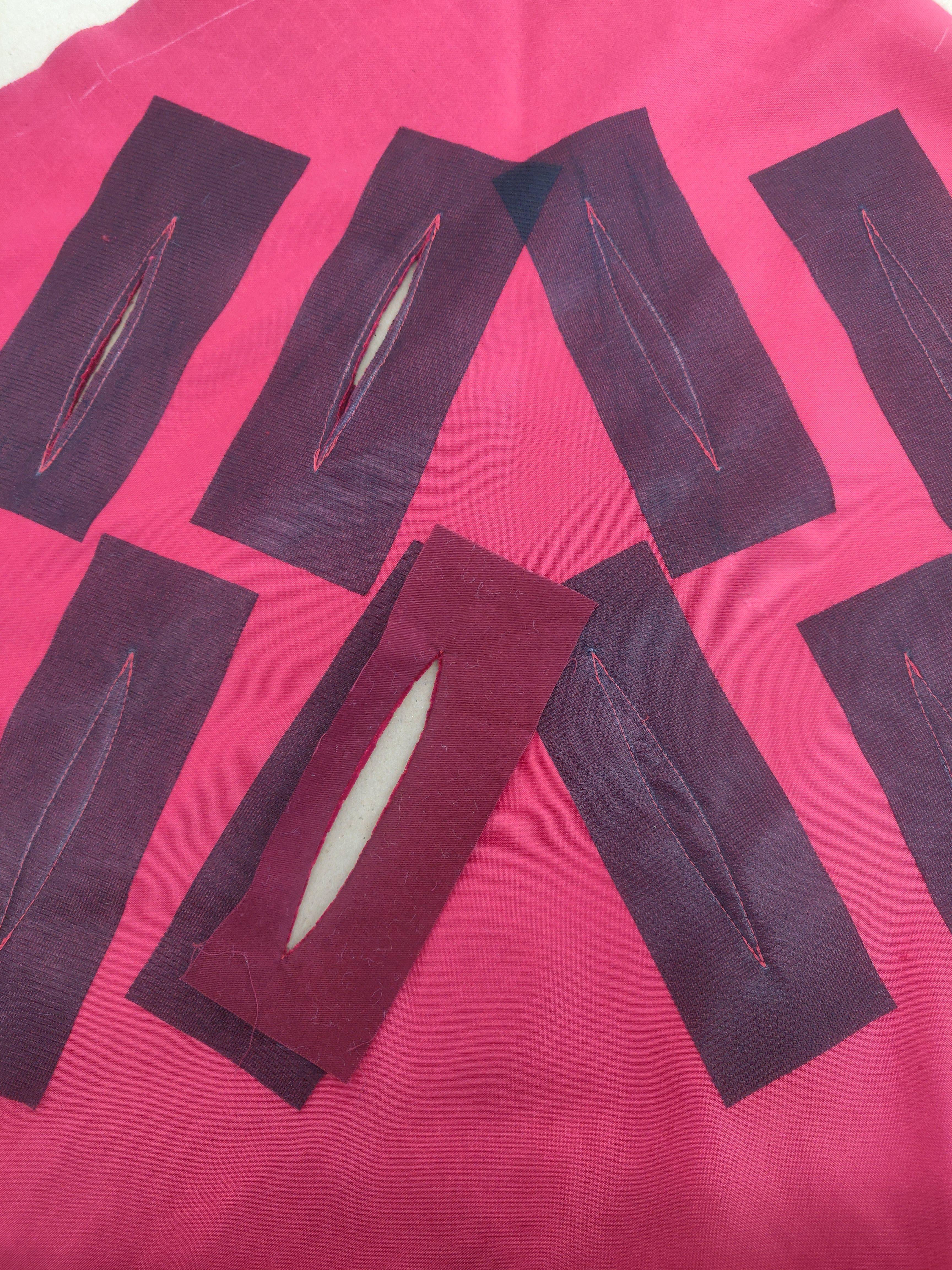 Houppelande sleeve, slashing backing