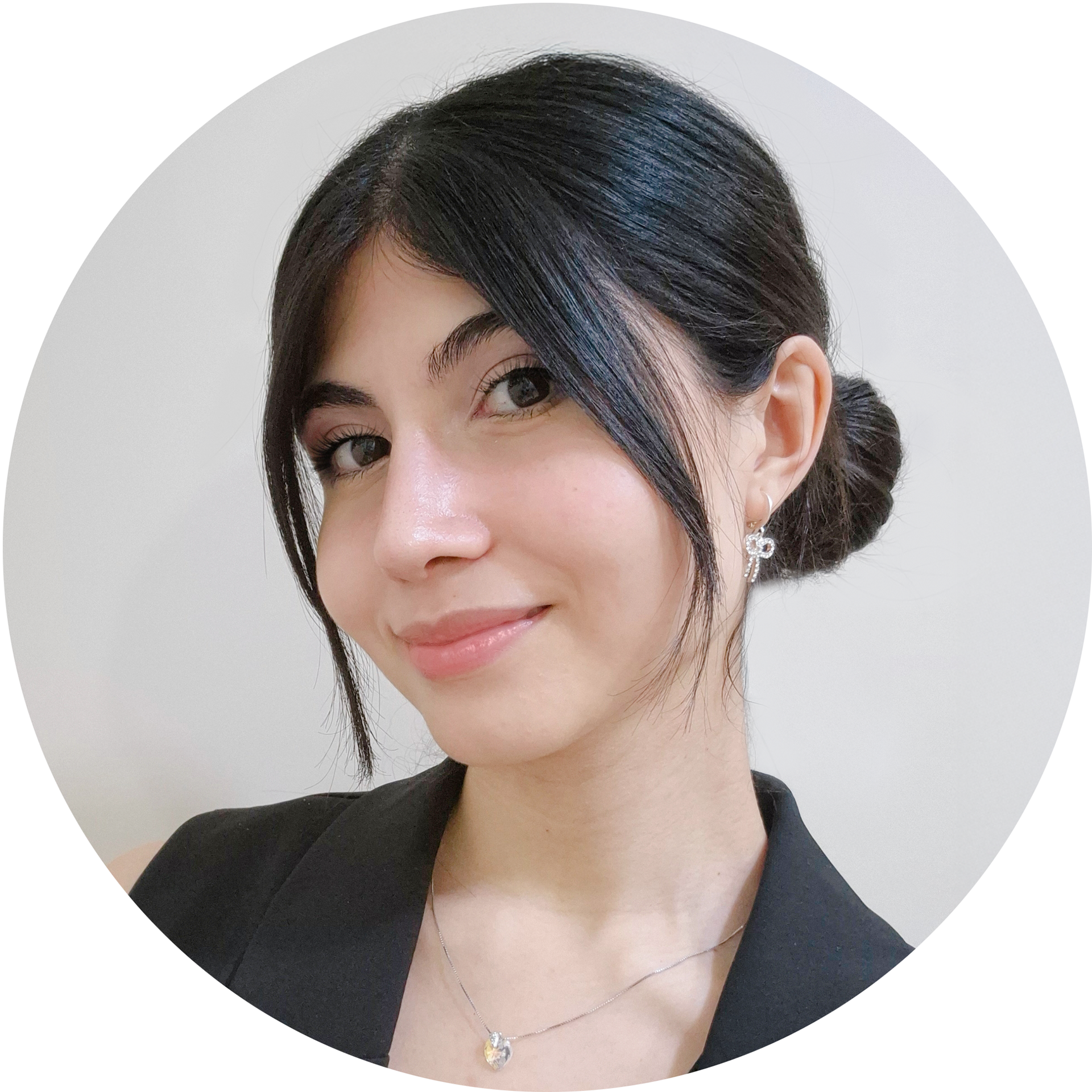 Profile picture. A smiling girl named Julieta with pale skin, dark wavy hair, and black eyes.