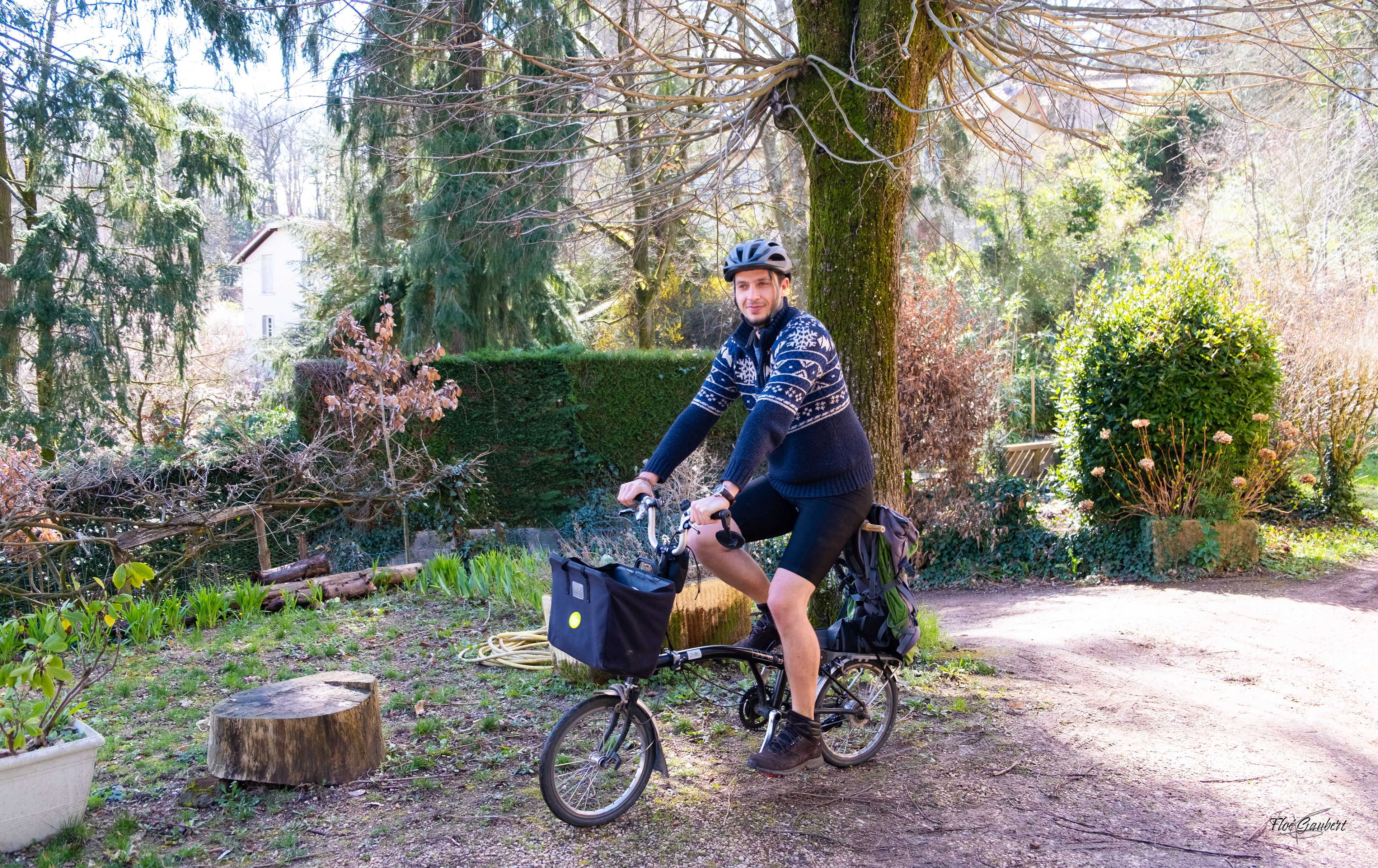 Johan sur son Brompton pour la pose