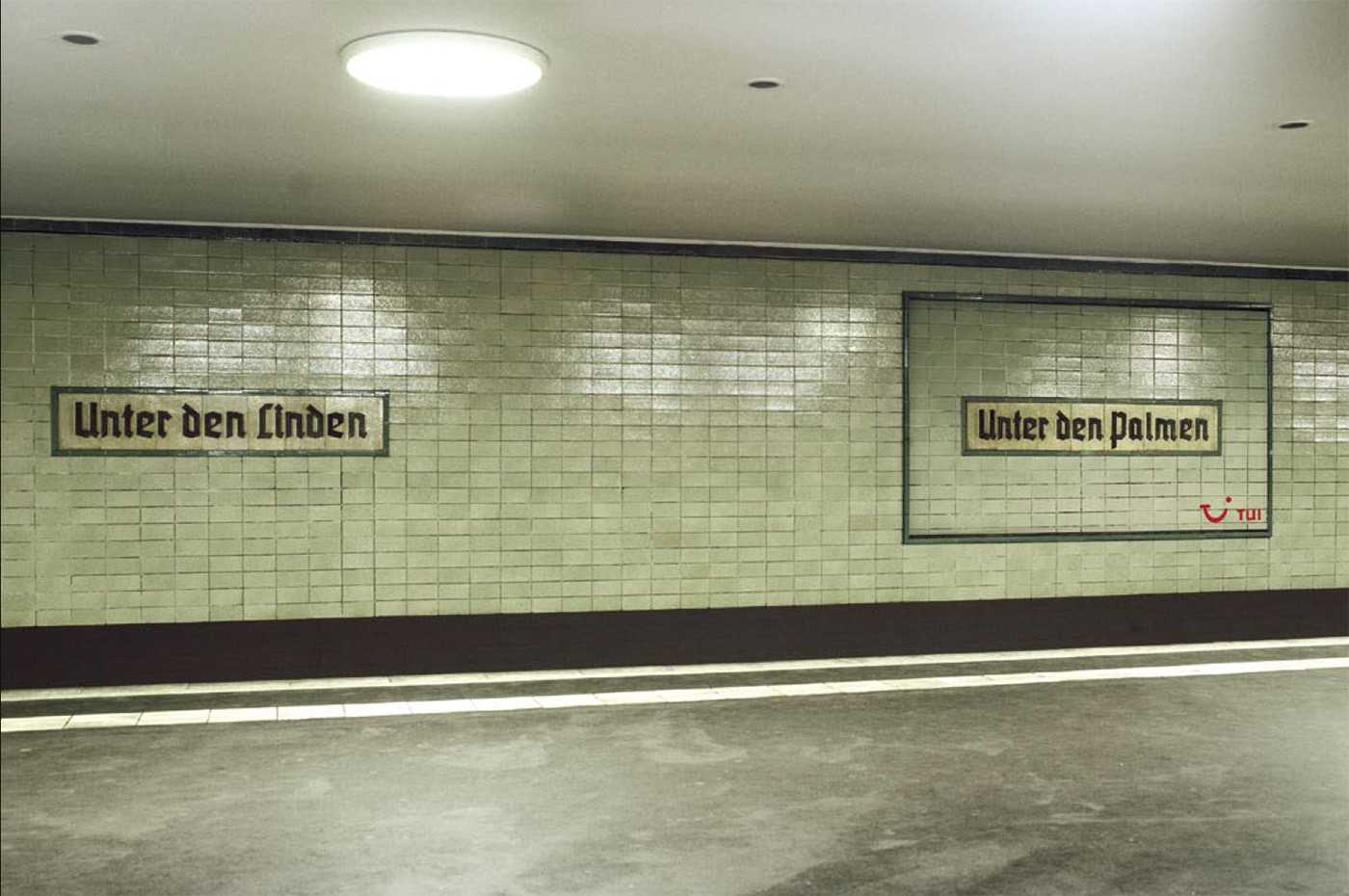 Werbeaktion fuer TUI. S-Bahnstation "Unter den Linden" in Berlin.  Ein Billboard nimmt die Wandgestaltung der Station auf und ändert "Unter den Linden" zu "Unter den Palmen".