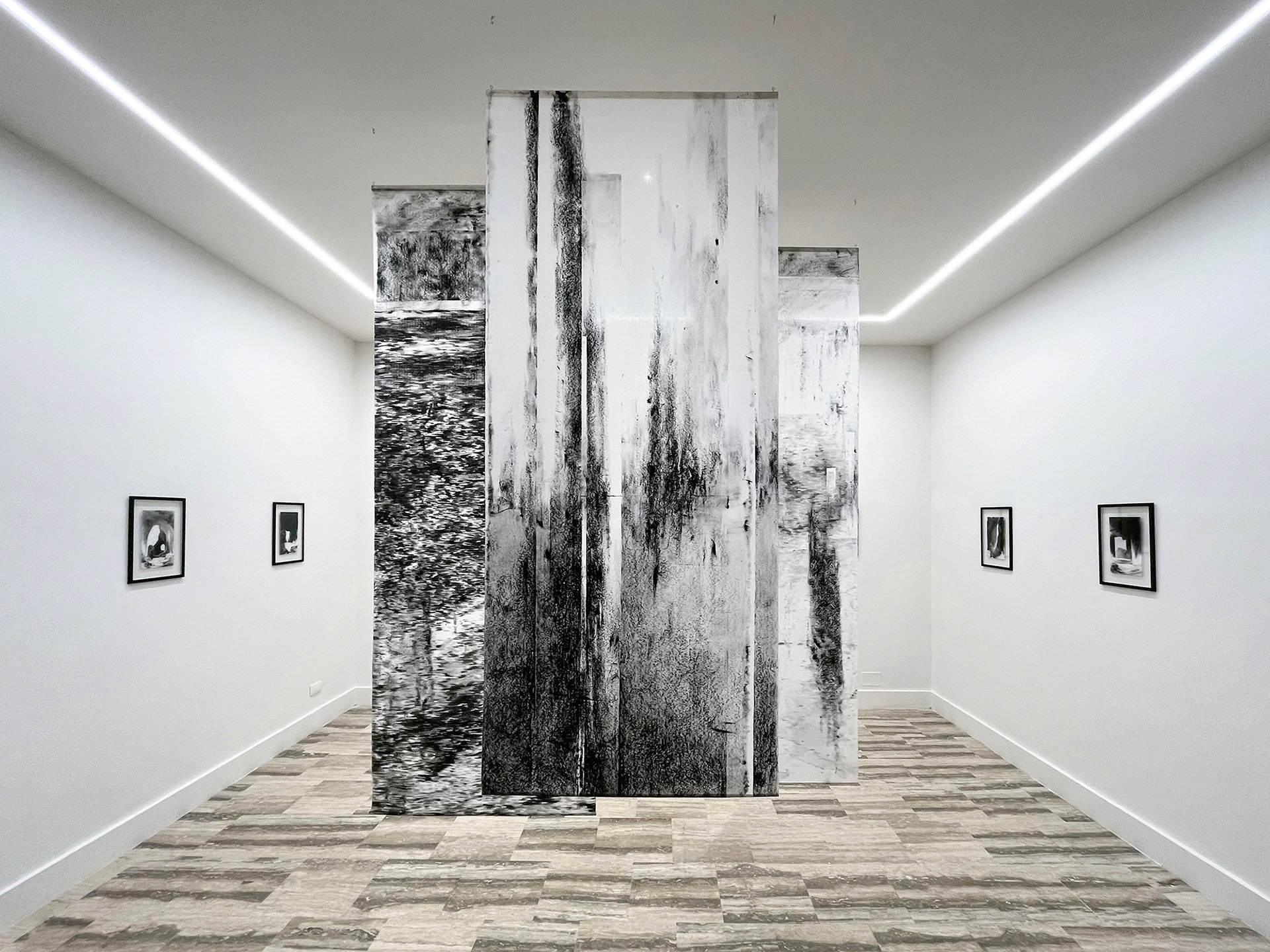 Spazio Inangolo Penne. Work on paper. Contemporary drawing. Abstract drawing on paper. Abstract painting landscape. Installation art. Anzhelika Lebedeva artist. Анжелика лебедева современная художница. Oil pastels drawing on rice Japanese paper. Disegno pastelli a olio su carta di riso. Carta giapponese disegni. Spazio Inangolo. Antonio Zimarino curatore. Mostra personale Anzhelika Lebedeva. Ombre mostra personale