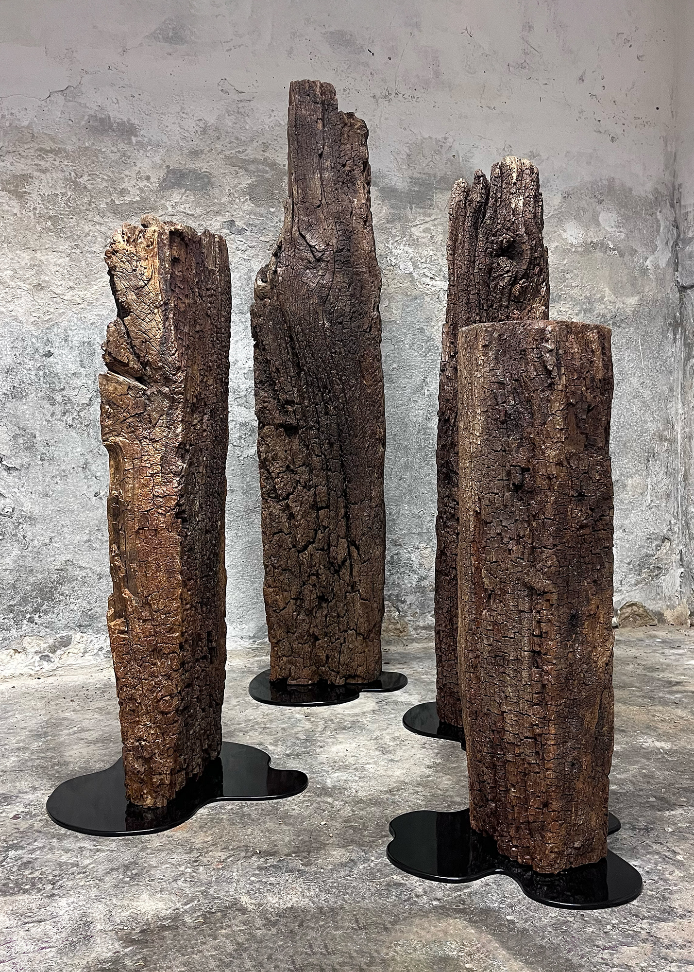 Nostos Algos 2022 reclaimed wooden beams, iron bases. Contemporary installation in wood made by an emerging female artist Anzhelika Lebedeva based in Italy. Installazione contemporanea in legno realizzata da giovane artista donna Anzhelika Lebedeva che vive a lavora in Italia.
