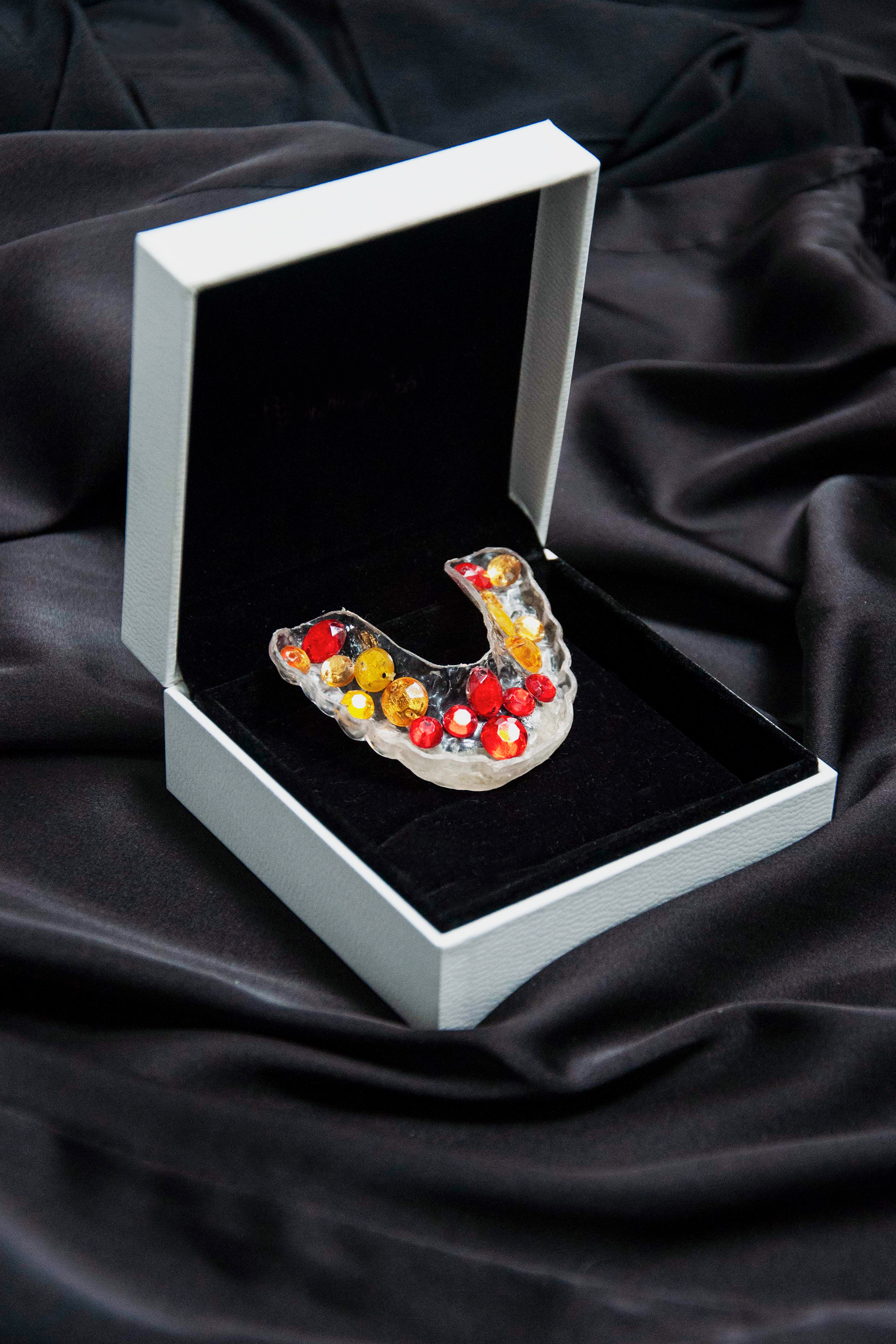 "Bruxismo" Placa dental intervenida con piedras fantasía, 2020.