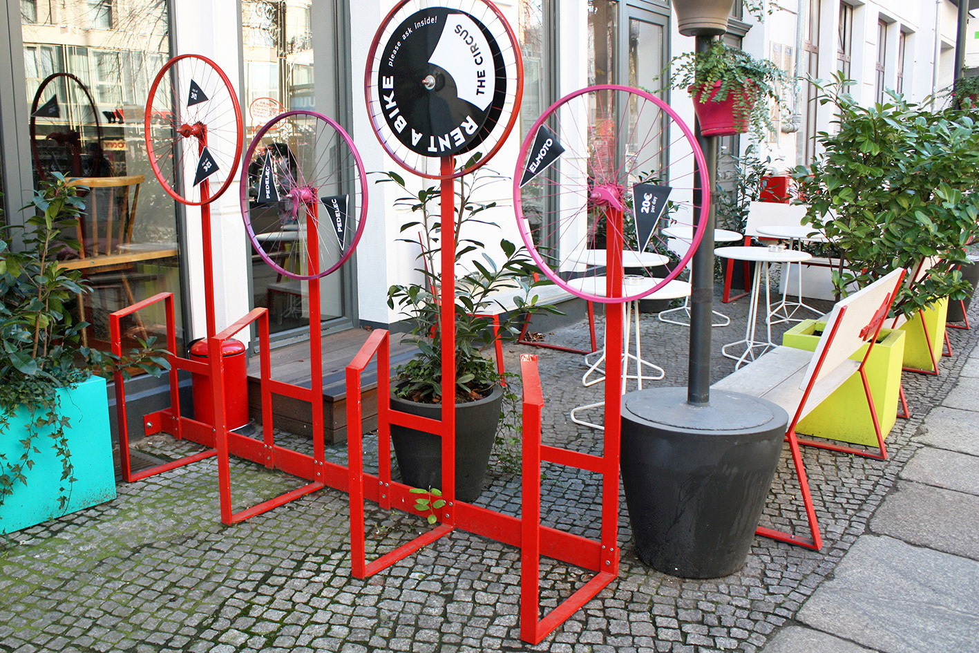 Entwurf eines Fahrradständers und von Sitzbänken für den Außenbereich