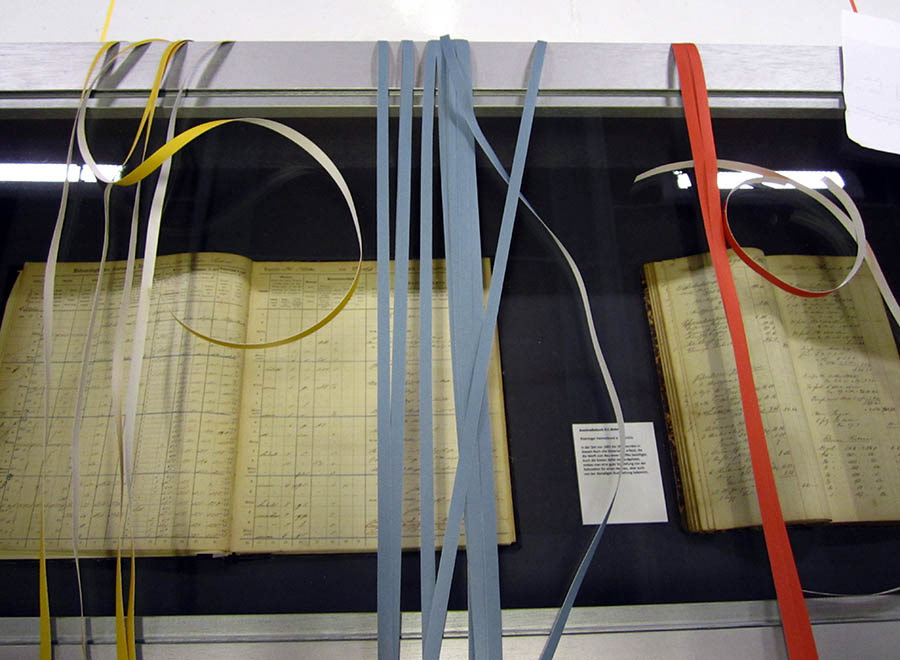 "Time Lines" für die Bodengrafik, die den chronologischen Aufbau der Ausstellung verdeutlicht