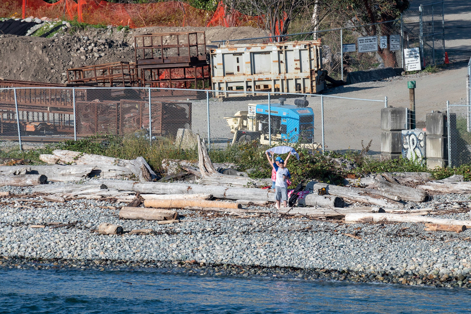 A very enthusiastic couple waving goodbye to the ship. Note the man has an eyepatch...