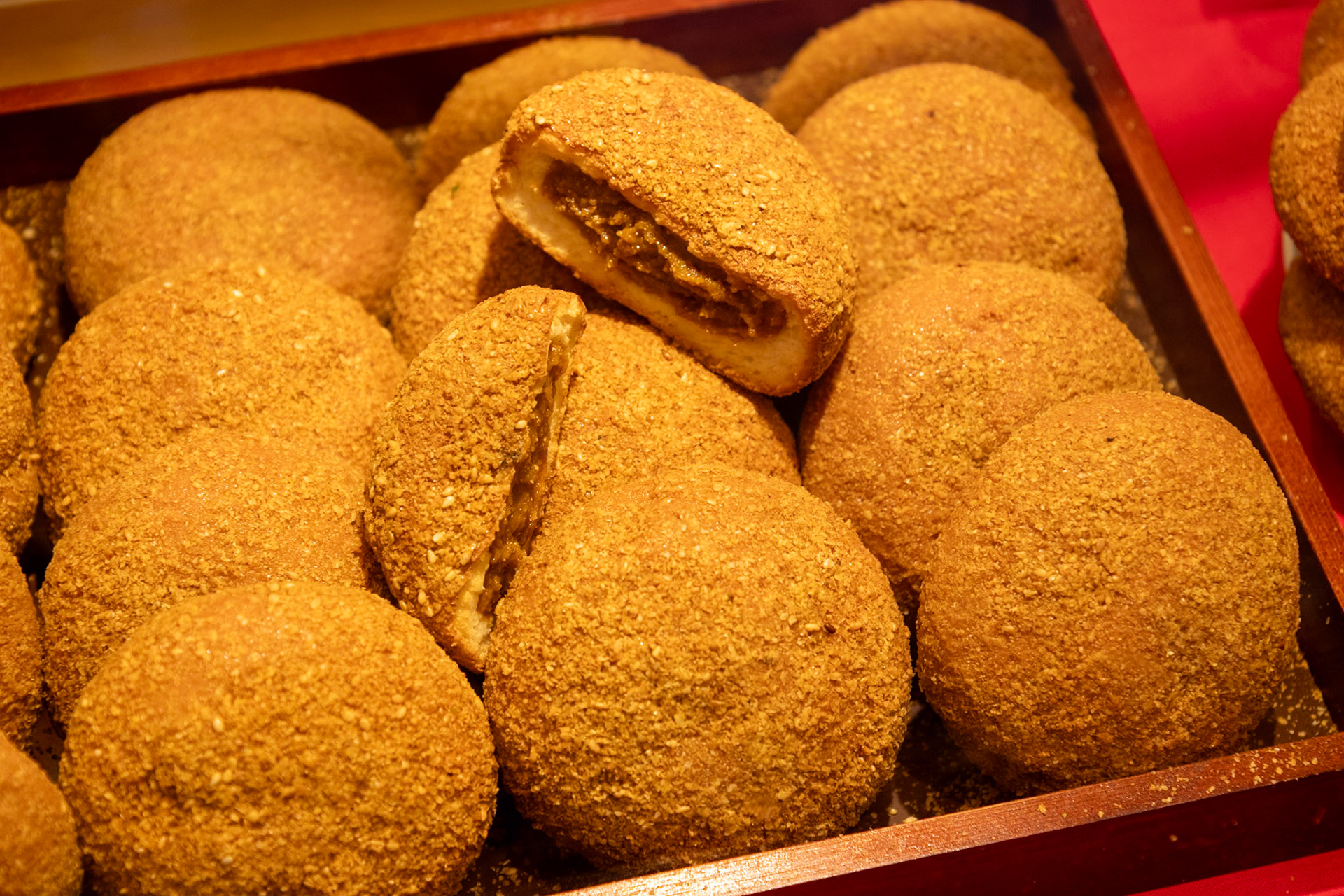 Golden sesamee buns
