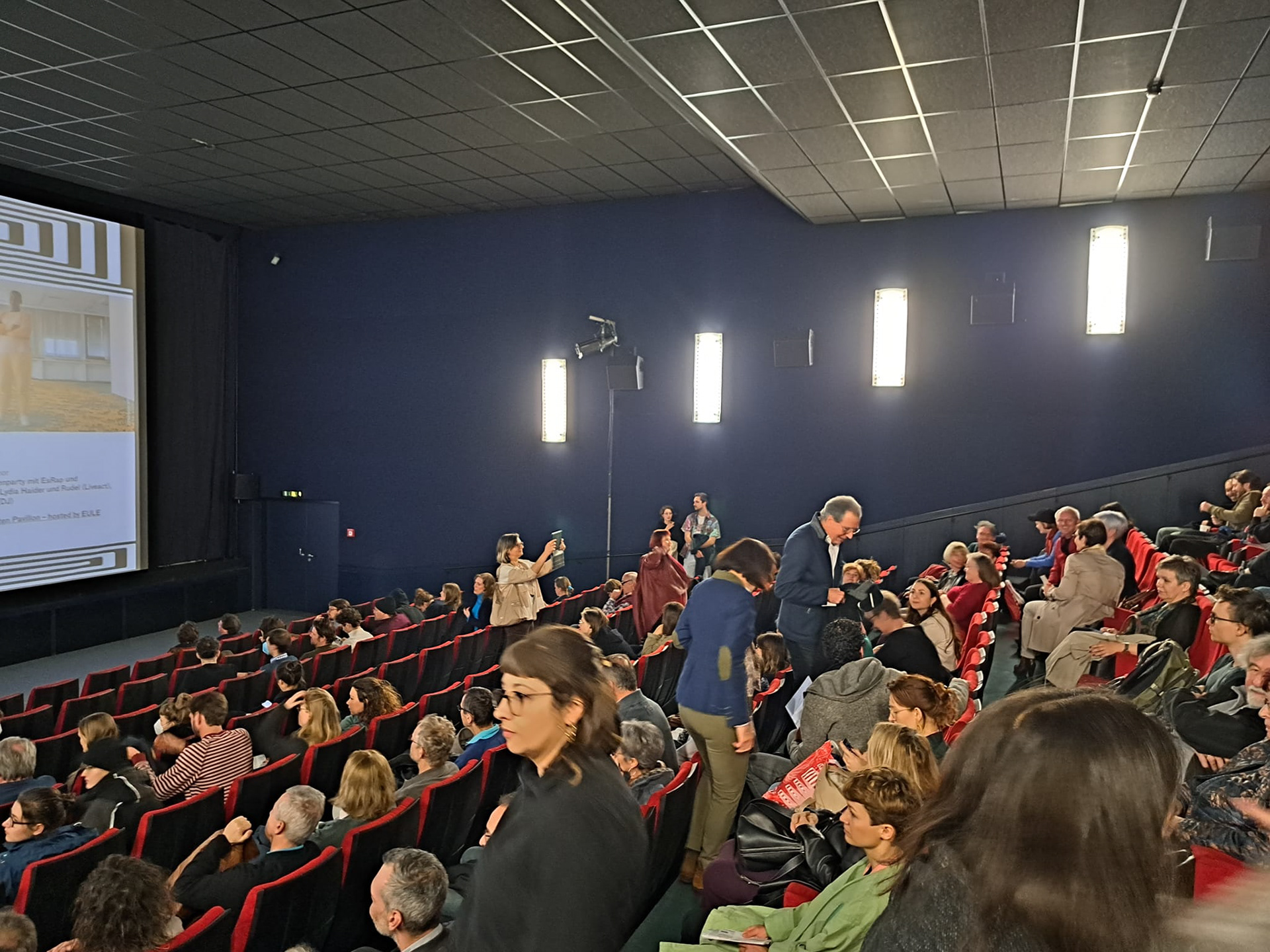 Der Saal füllt sich langsam
