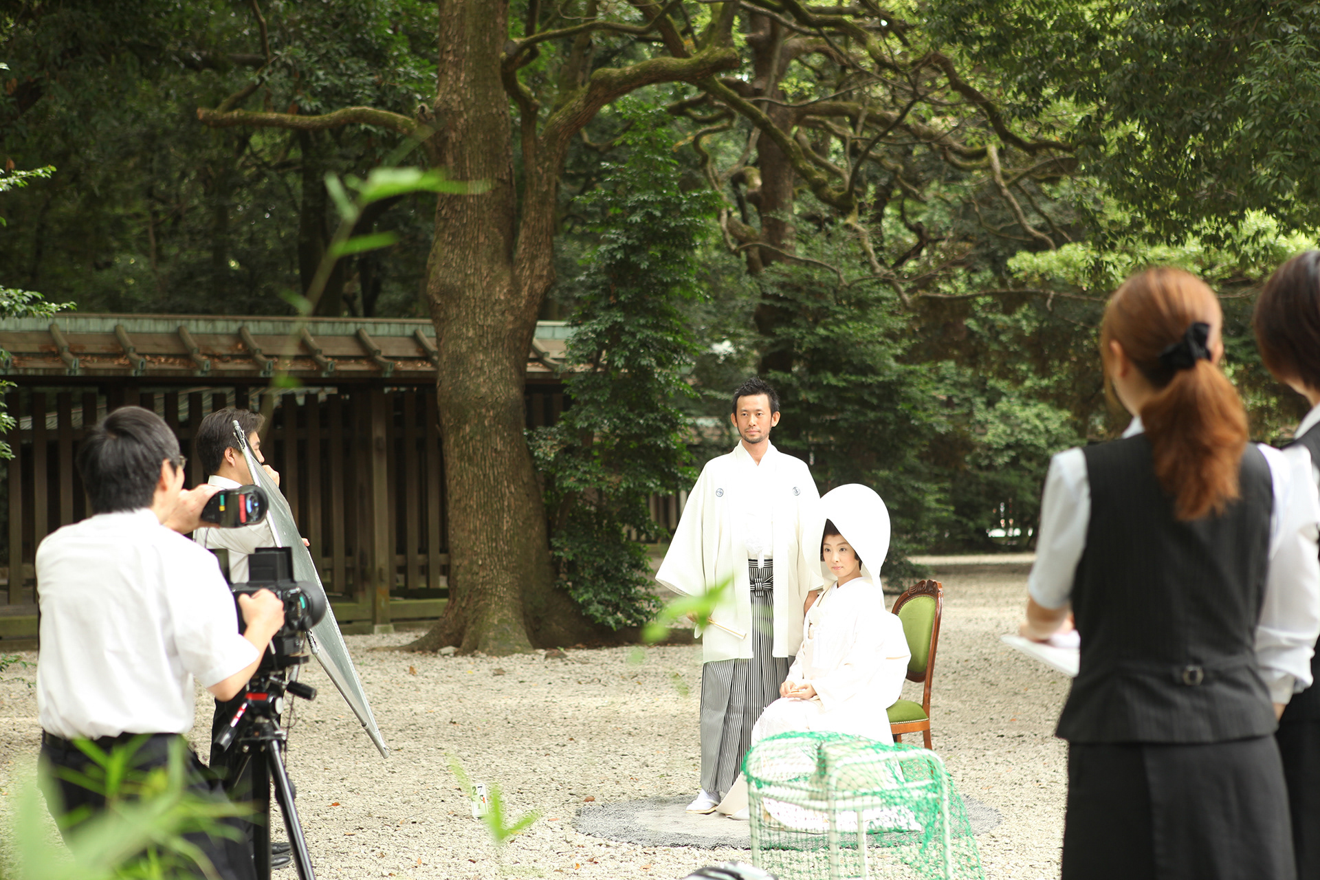 Encountering couples who came for wedding photos while walking in the park, JAPAN