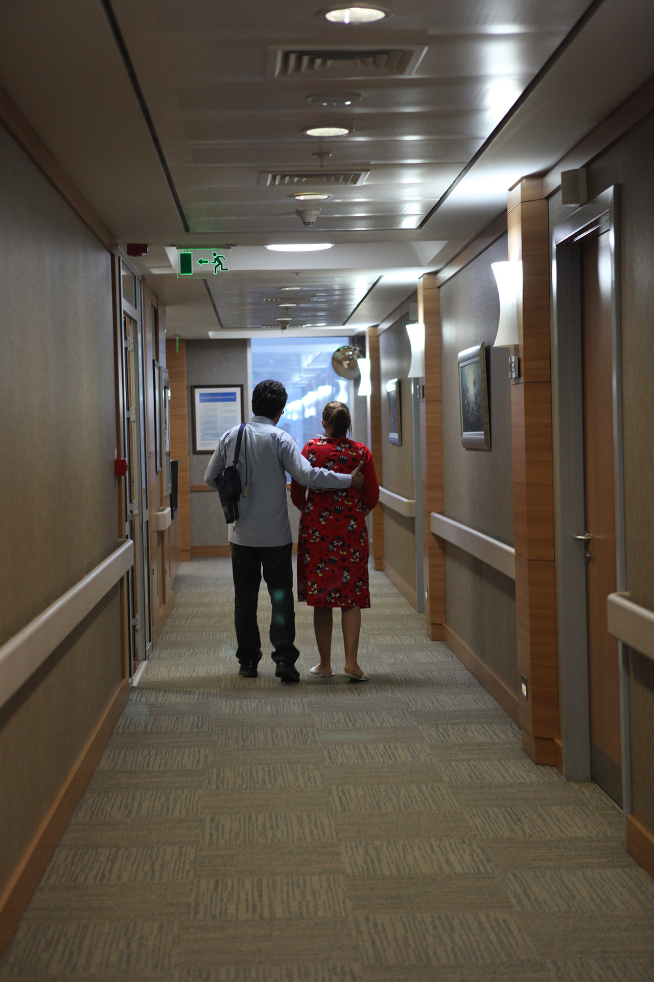 Couple walking in hospital corridor while waiting for baby to be born, TÜRKİYE