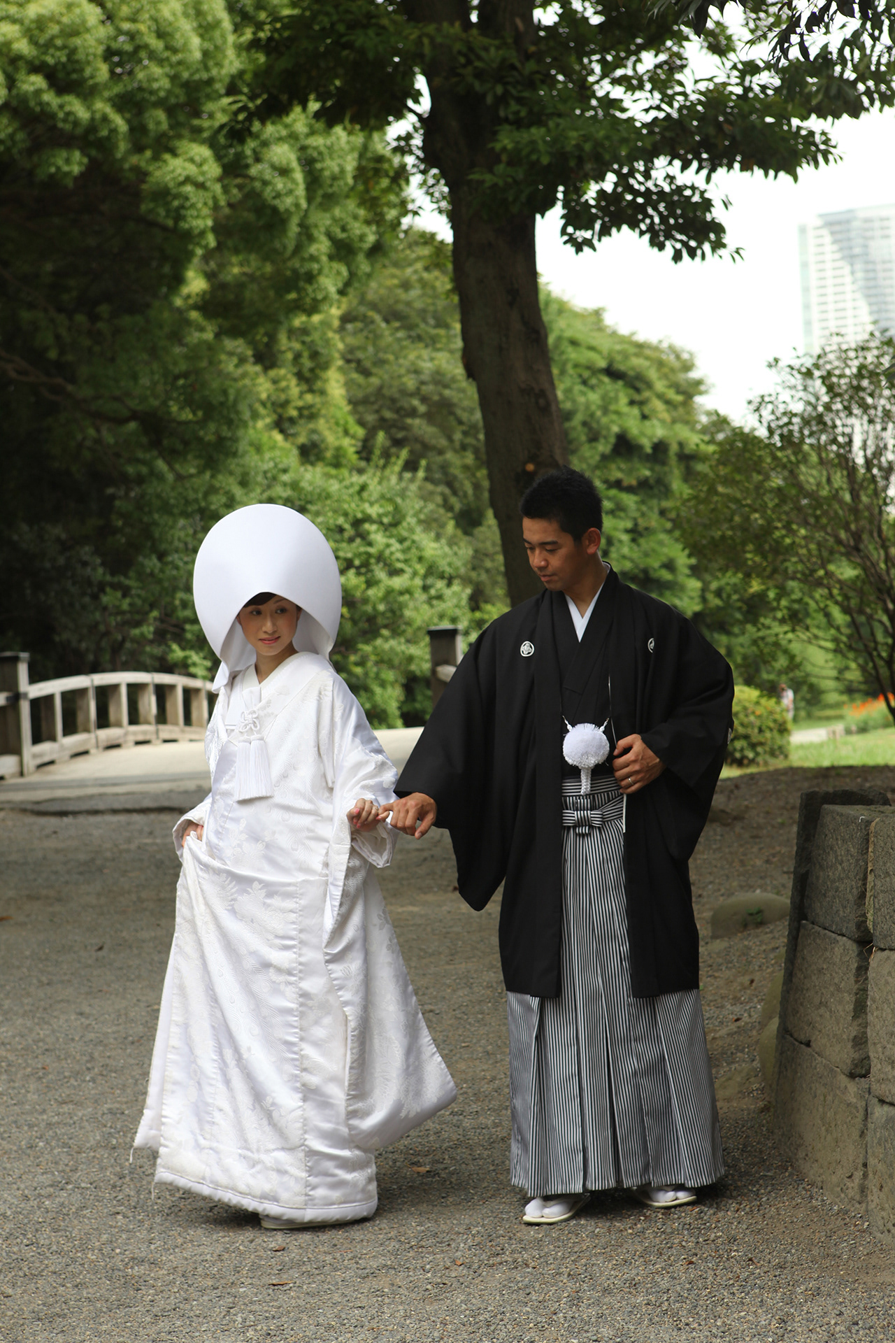 Encountering couples who came for wedding photos while walking in the park, JAPAN