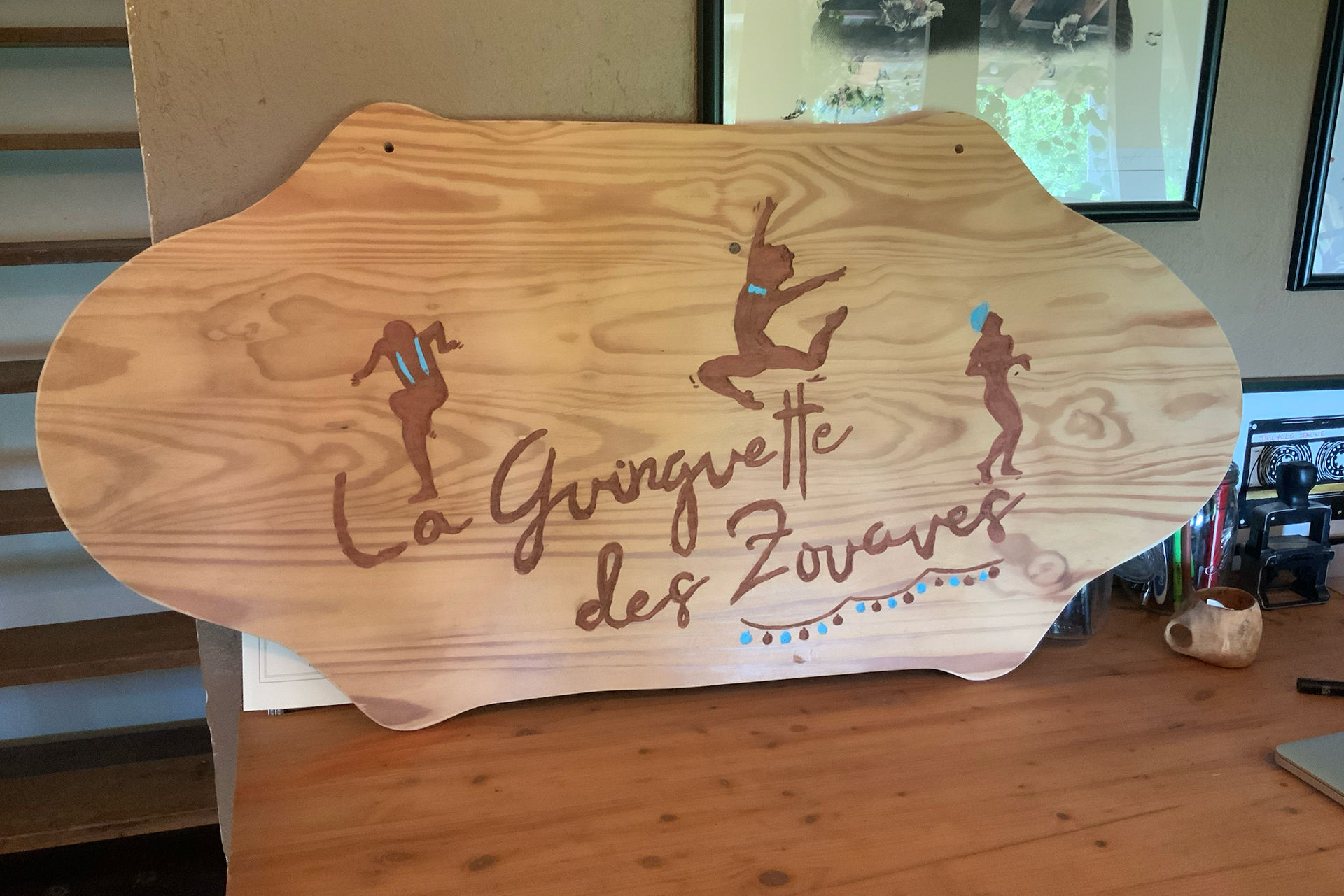 Gravure sur bois d'une enseigne