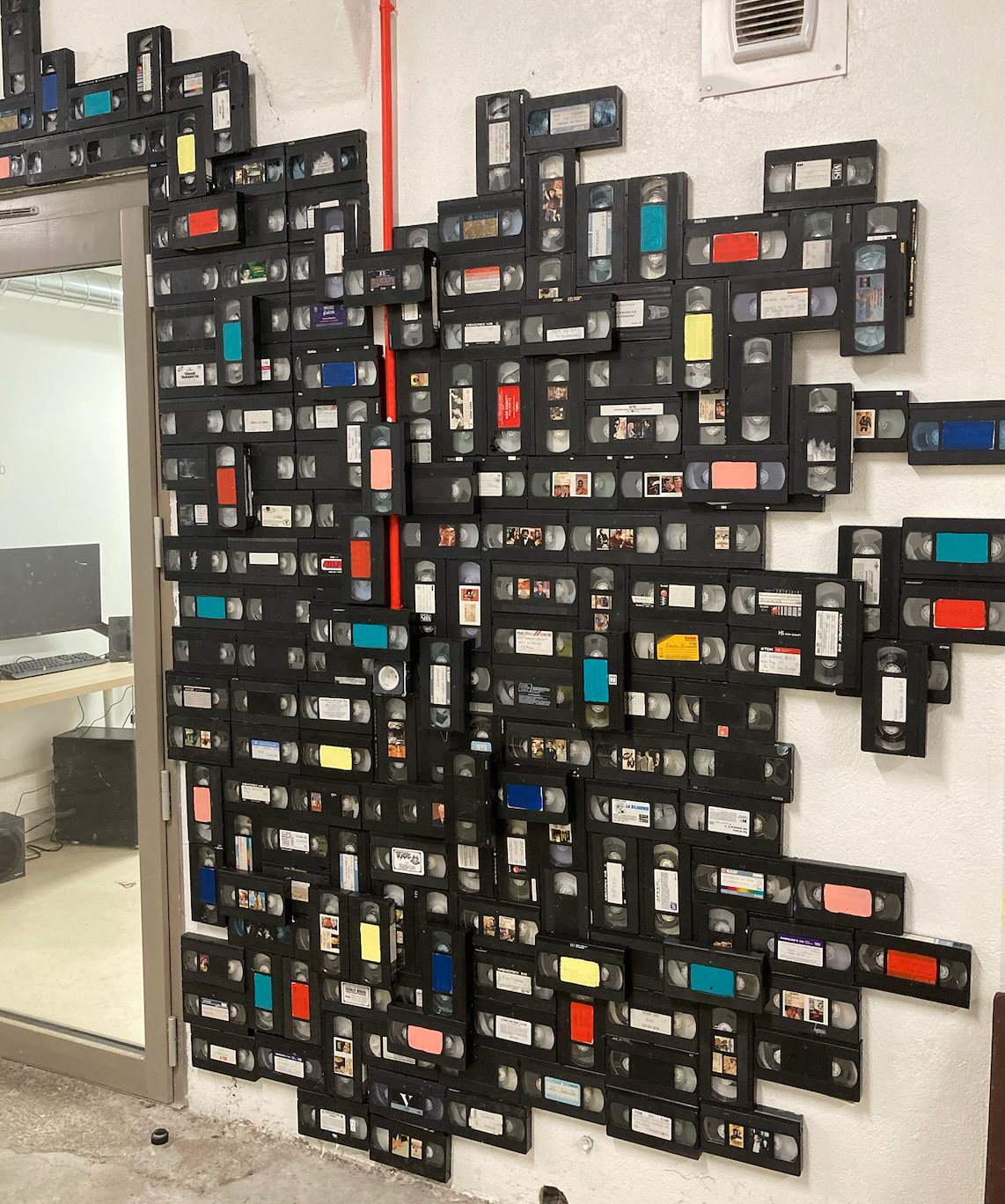 Création d'un mur de cassettes pour le médialab de La Capsule