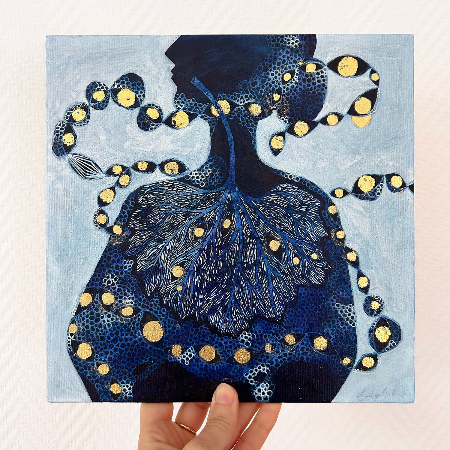 Femme feuille d'érable 🍁 Technique : peinture à l’huile et feuille d’or 24 carats sur carton entoilé - 25 x 25 cm - Exemplaire vendu
