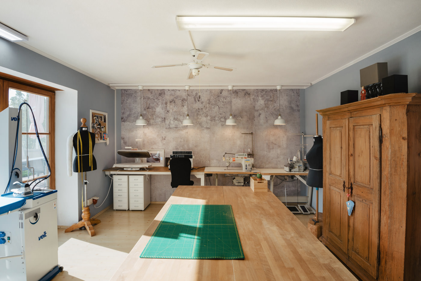 Schneidermeisterin - Mode - Design - Manufaktur - Werkstatt - Handwerk - Imagefotos - Interieurfotos - Brandingfotografie - Websitefotos - Portätaufnahmen - Reportage - Beim Arbeiten