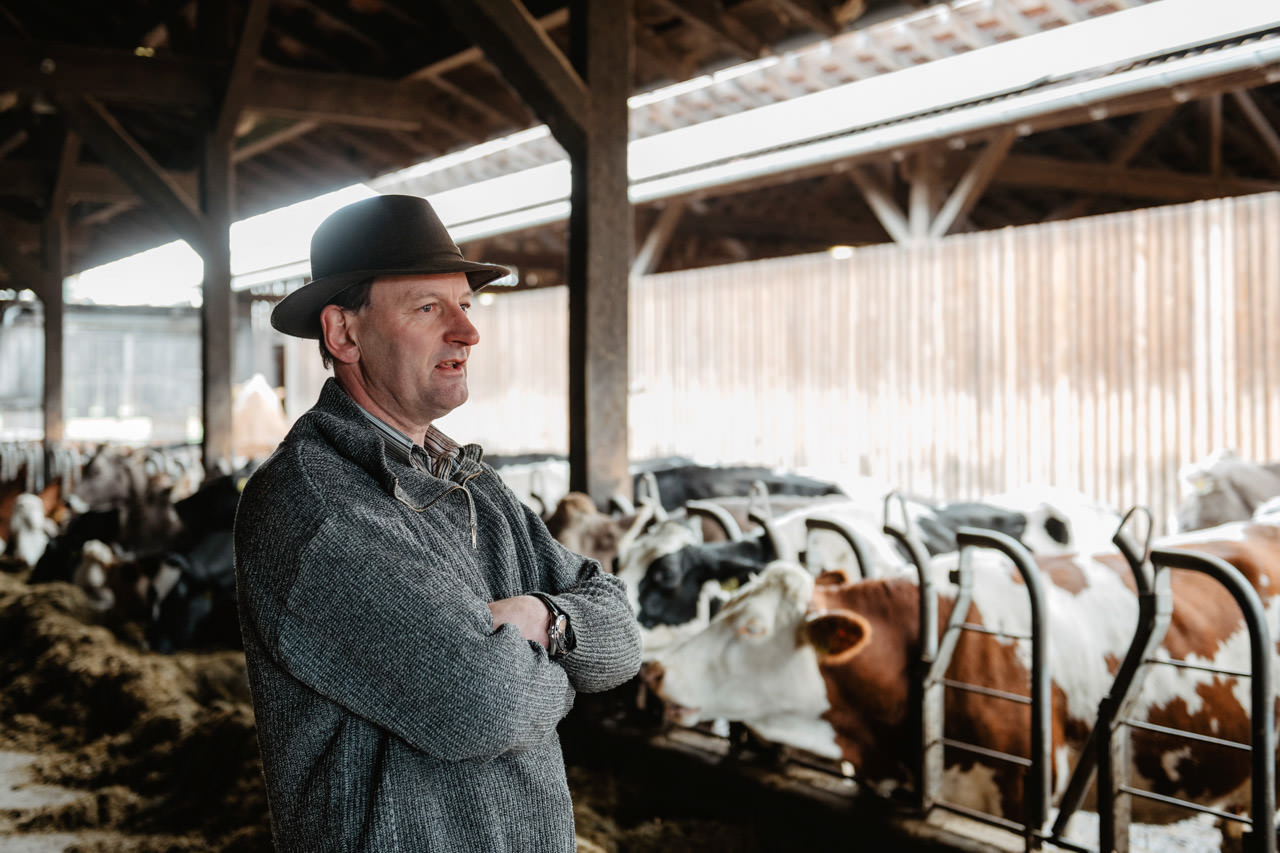 Dokumentation-Reportage-Porträtaufnahmen-Bayrischer-Bauernverband Obmann Wolfgang Scholz auf seinem Bauernhof