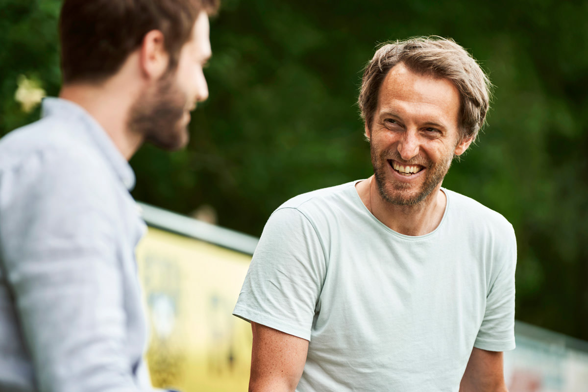 Interviewfotos Fritz Dopfer - Ex-Ski-Profi - Skirennfahrer - Schongau - Lechsporthalle - Fußballplatz - Altlandkreis - Magazin - Portraitfotos - Drohne - Rote Couch