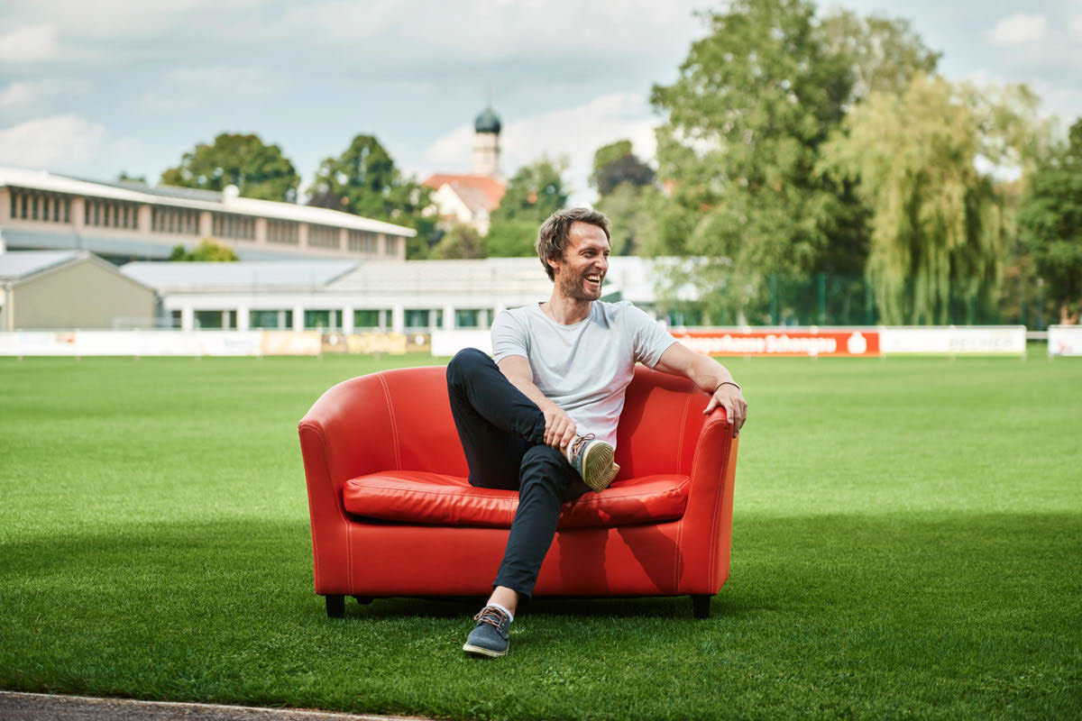 Interviewfotos Fritz Dopfer - Ex-Ski-Profi - Skirennfahrer - Schongau - Lechsporthalle - Fußballplatz - Altlandkreis - Magazin - Portraitfotos - Drohne - Rote Couch