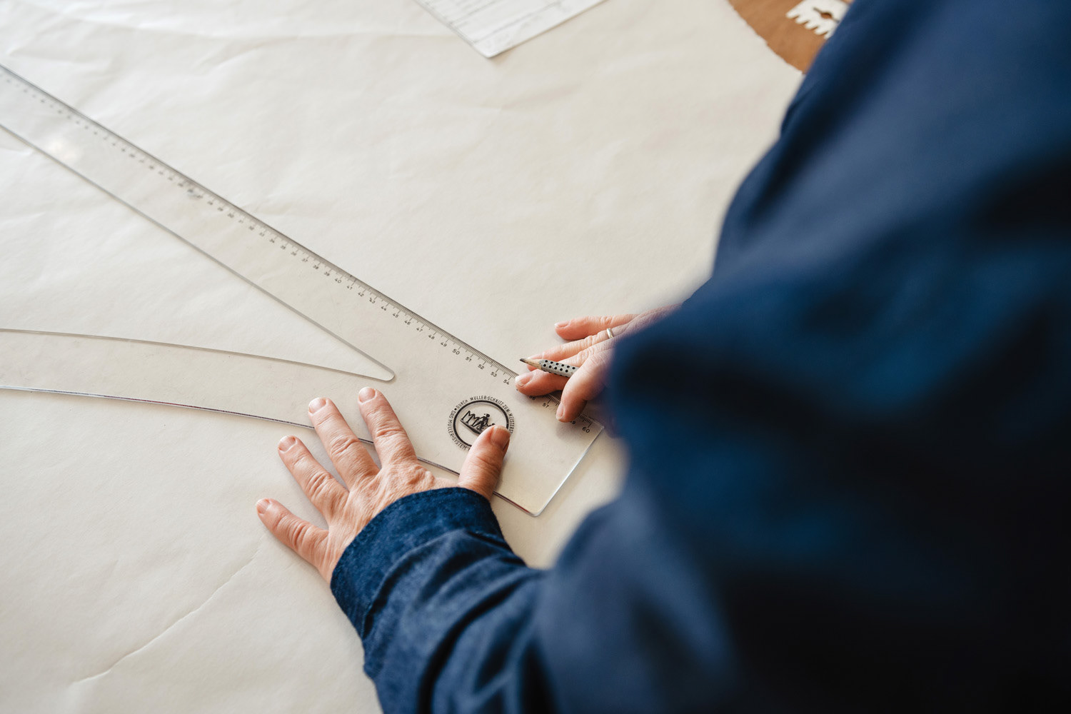 Schneidermeisterin - Mode - Design - Manufaktur - Werkstatt - Handwerk - Imagefotos - Interieurfotos - Brandingfotografie - Websitefotos - Portätaufnahmen - Reportage - Beim Arbeiten