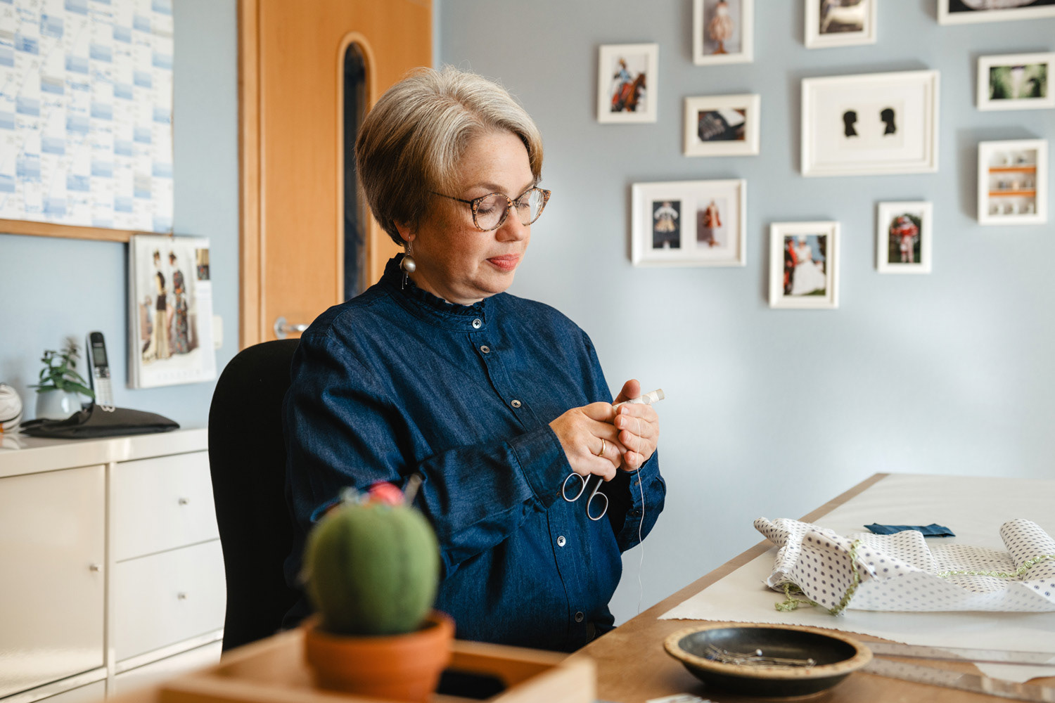 Schneidermeisterin - Mode - Design - Manufaktur - Werkstatt - Handwerk - Imagefotos - Interieurfotos - Brandingfotografie - Websitefotos - Portätaufnahmen - Reportage - Beim Arbeiten