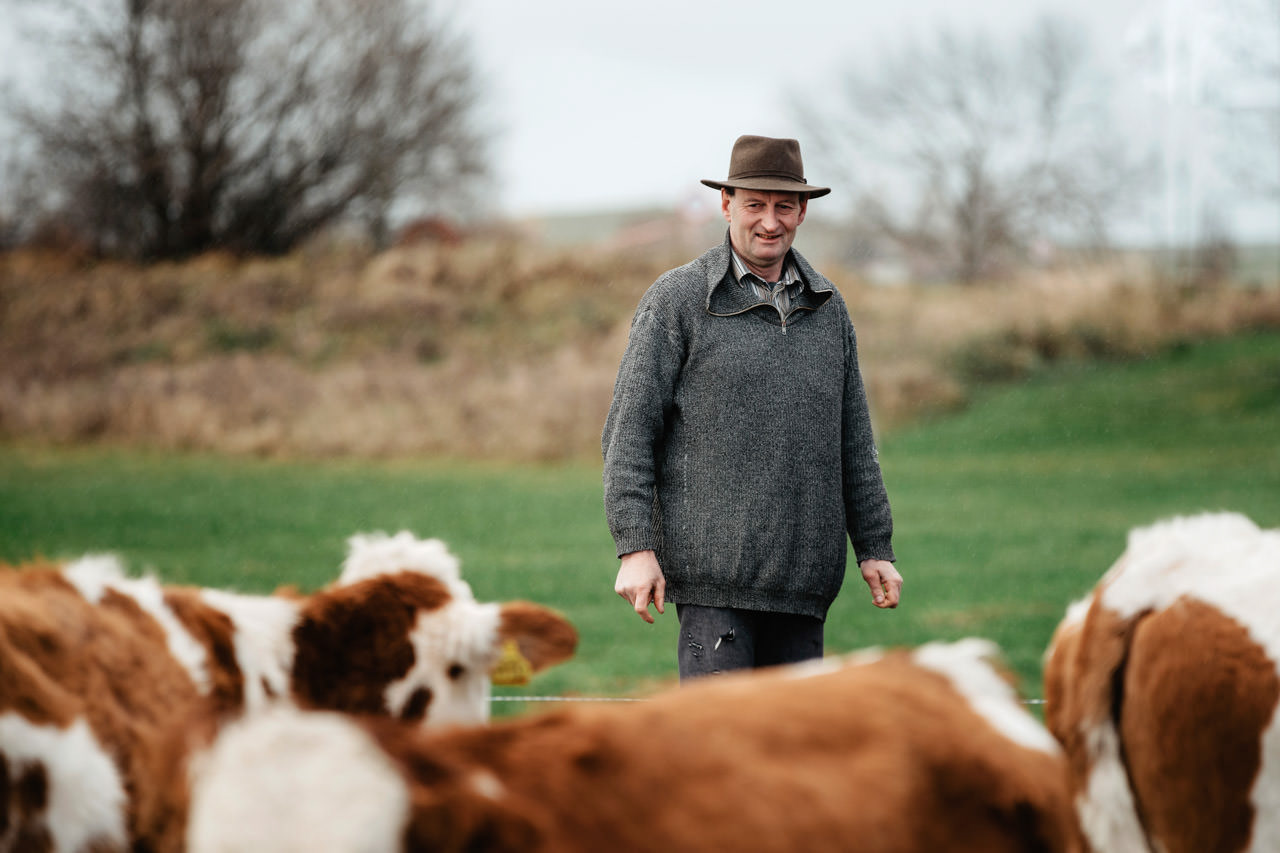 Dokumentation-Reportage-Porträtaufnahmen-Bayrischer-Bauernverband Obmann Wolfgang Scholz auf seinem Bauernhof