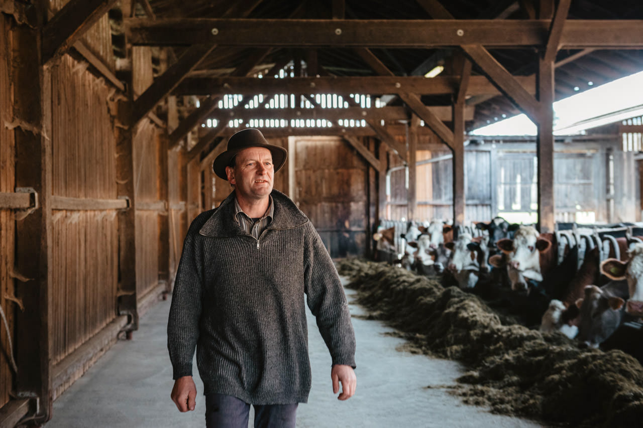 Dokumentation-Reportage-Porträtaufnahmen-Bayrischer-Bauernverband Obmann Wolfgang Scholz auf seinem Bauernhof