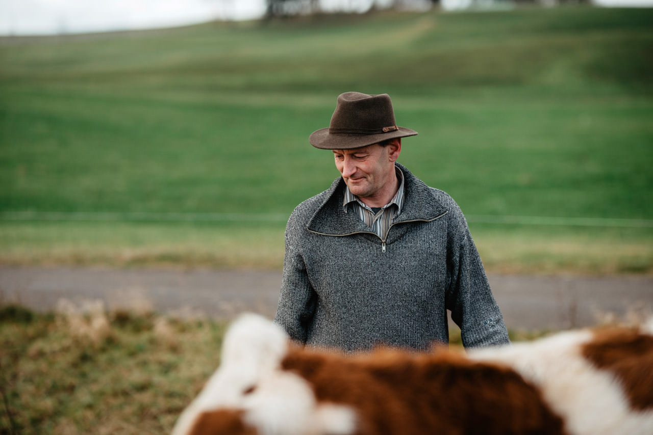 Dokumentation-Reportage-Porträtaufnahmen-Bayrischer-Bauernverband Obmann Wolfgang Scholz auf seinem Bauernhof
