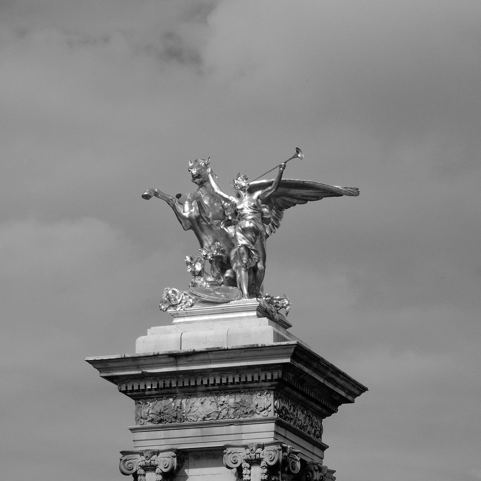 Fames, Pont Alexandre, Paris, ©2015 Dirk Banda