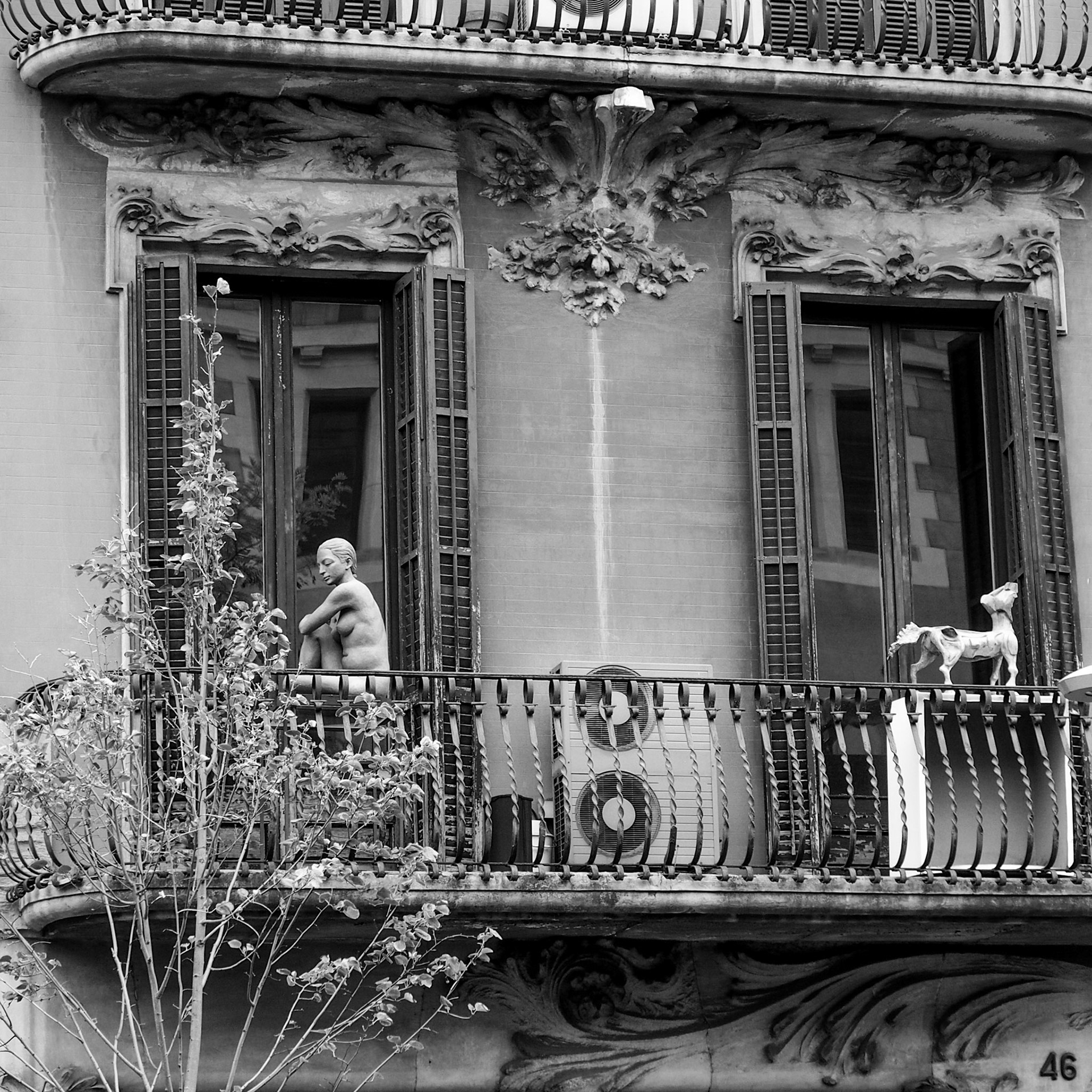 Balcony Sculptures, Carrer de Balmes, Barcelona, ©2015 Dirk Banda